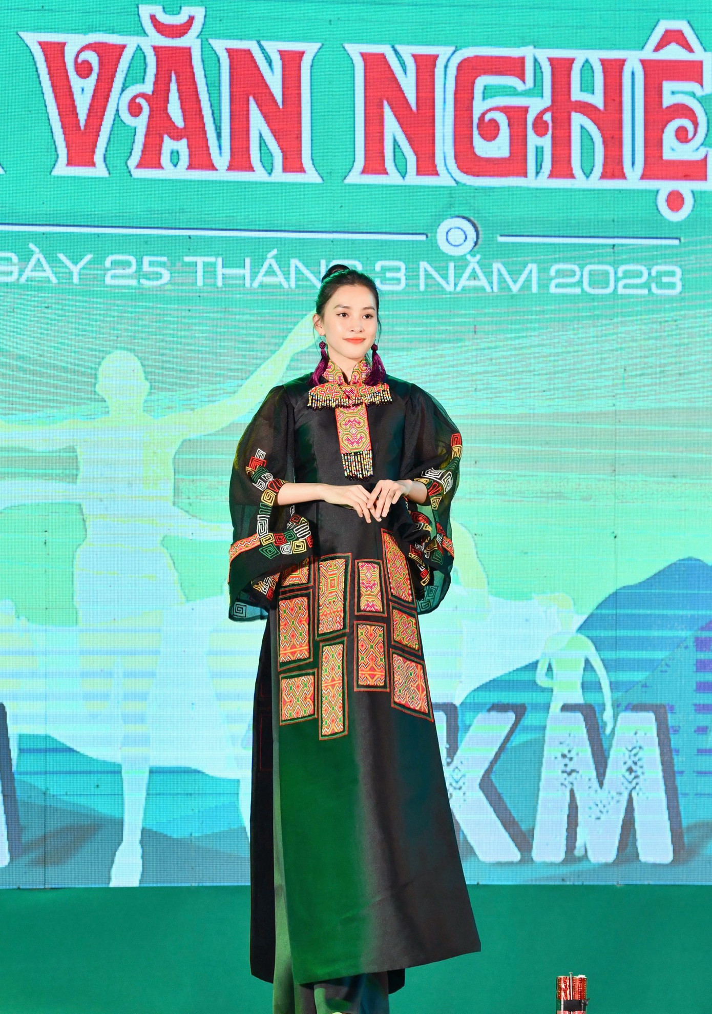 Hoa hậu Tiểu Vy khoe phong thái kiêu sa, nền nã khi trình diễn trên sân khấu. Cô từng đảm nhận vai trò first face, vedette của nhiều show diễn thời trang lớn trước đó.