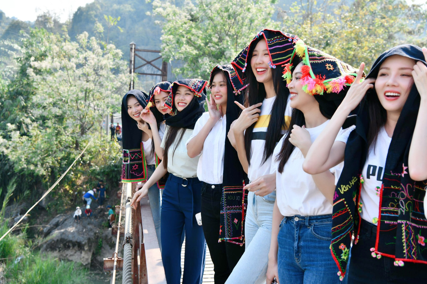 Các hoa hậu, á hậu và người đẹp thích thú khi được đội trên đầu chiếc khăn Piêu rực rỡ sắc màu của dân tộc Thái.