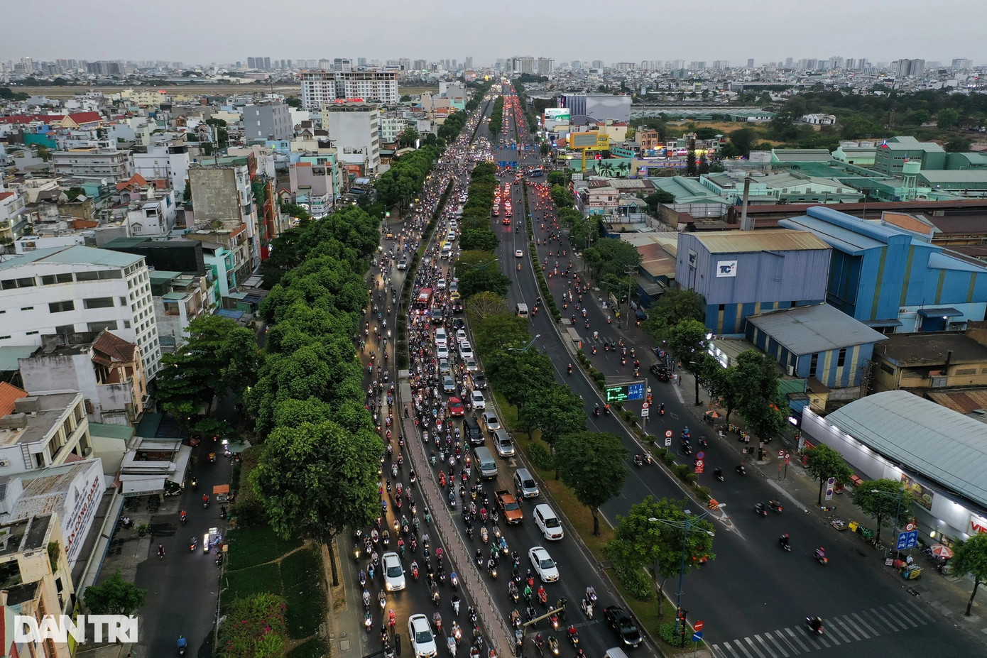 Đường Trường Chinh thời gian gần đây liên tục bị kẹt xe vào giờ cao điểm, có những ngày xe ùn ứ dài hàng cây số.