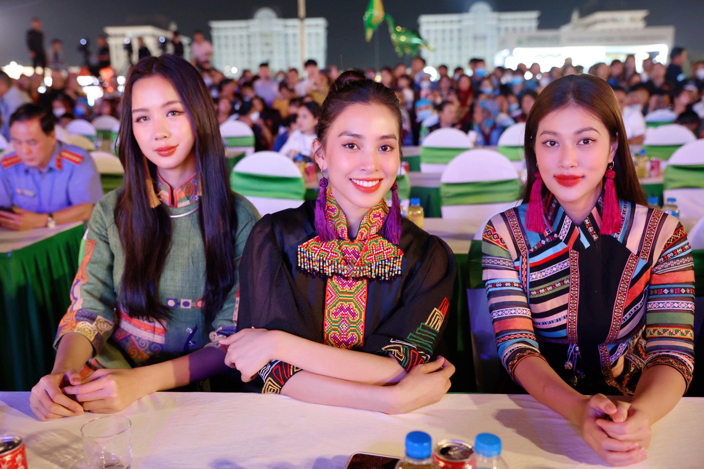 Tối 25/3, dàn hoa hậu, á hậu, người đẹp cùng tham dự chương trình giao lưu nghệ thuật chào mừng giải Vô địch Quốc gia Marathon và cự ly dài báo Tiền Phong lần thứ 64 - năm 2023 (Tiền Phong Marathon 2023), diễn ra tại Quảng trường Nhân dân. Các người đẹp cùng diện trang phục áo dài cách tân với hoạ tiết thổ cẩm độc đáo của nhà thiết kế Lan Hương, thu hút sự chú ý của các khách mời và người dân.