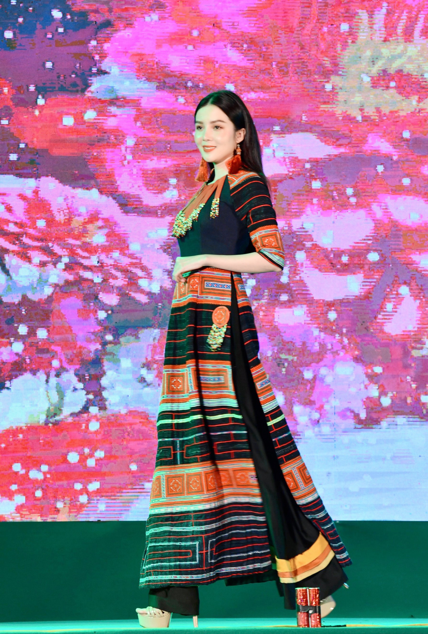 Hoa khôi Cần Thơ Huỳnh Thuý Vi cũng tham gia trình diễn trên sân khấu.