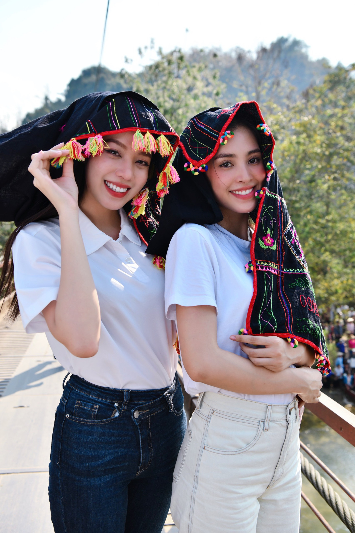 Hoa hậu Tiểu Vy, Thanh Thủy khoe sắc trong chiếc khăn Piêu rực rỡ. Cùng đăng quang danh hiệu Hoa hậu Việt Nam, Tiểu Vy và Thanh Thủy rất thân thiết trong công việc và cuộc sống vì là đồng hương Đà Nẵng.