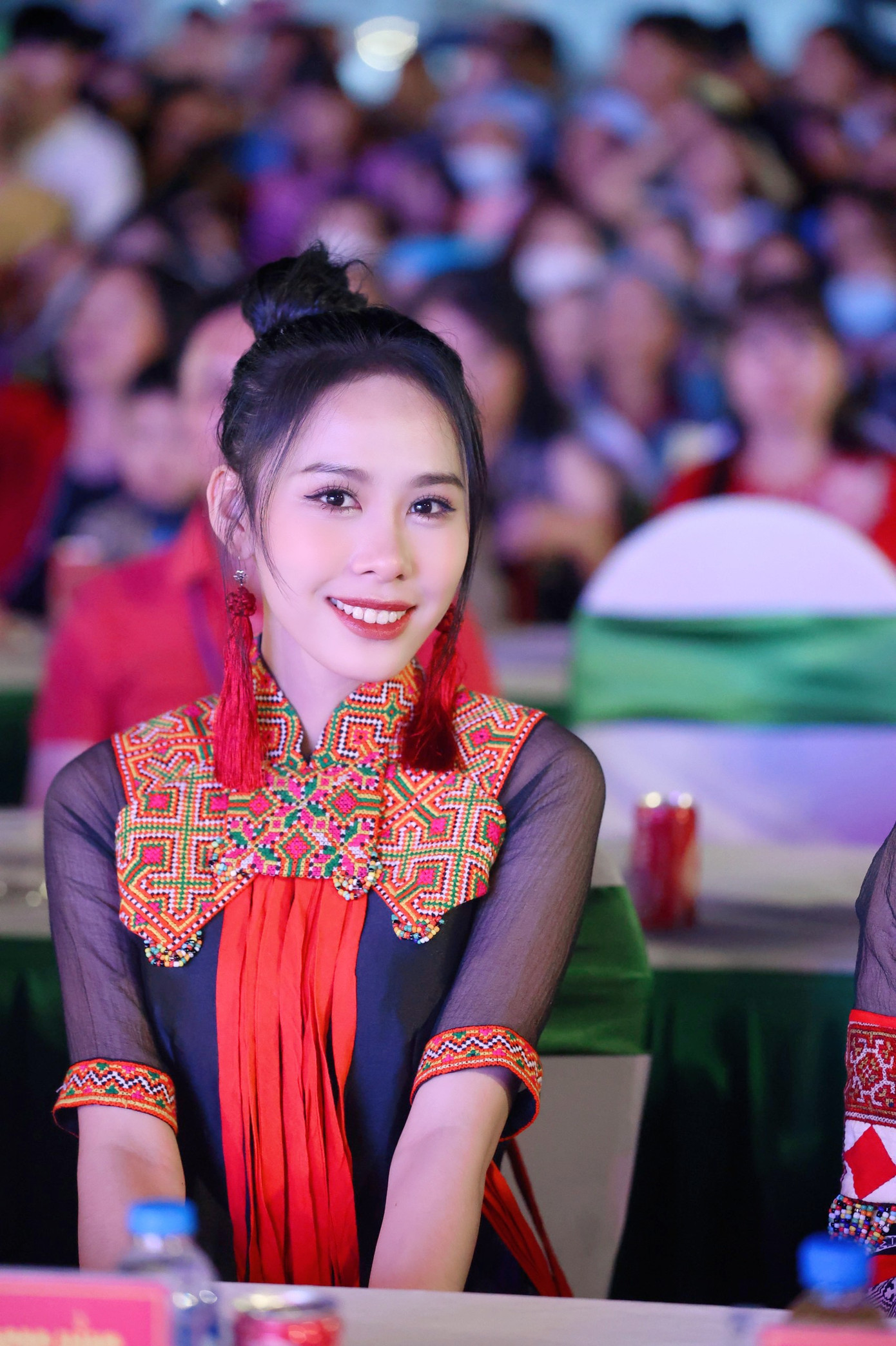 Á hậu Ngọc Hằng sử dụng bông tai màu đỏ ton-sur-ton với trang phục. Cô tham gia biểu diễn trong chương trình giao lưu nghệ thuật tối nay.