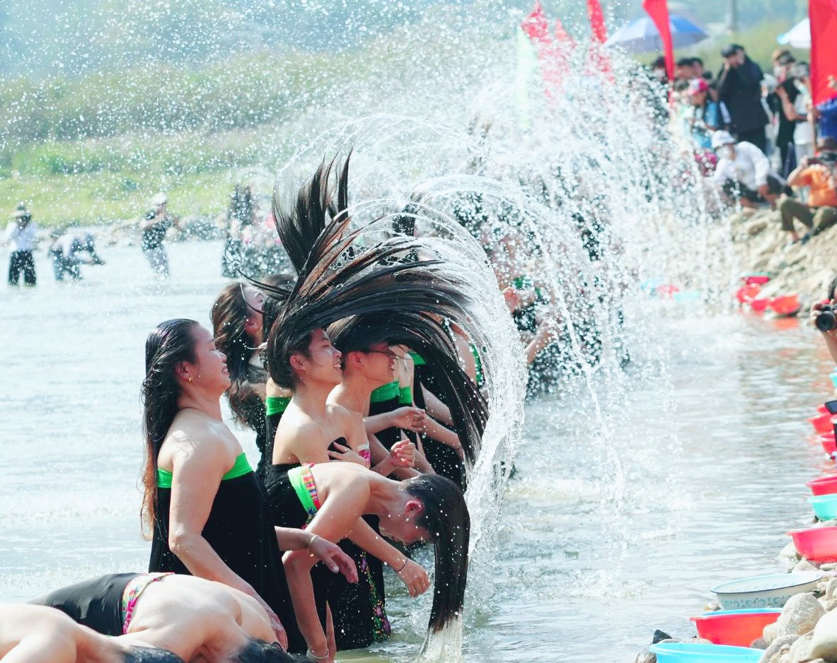 Lễ hội được tổ chức với nhiều nghi lễ độc đáo, trò chơi dân gian đặc sắc, hấp dẫn như: Rước nước cầu may, gội đầu, xòe chiêng, tung còn, té nước… Thông qua Lễ hội Áp Hô Chiêng, góp phần bảo tồn và phát huy các giá trị văn hóa tiêu biểu của đồng bào dân tộc Thái, đồng thời đây cũng là dịp để quảng bá hình ảnh xã Mường So, huyện Phong Thổ nói riêng và tỉnh Lai Châu nói chung đến du khách trong nước và quốc tế.