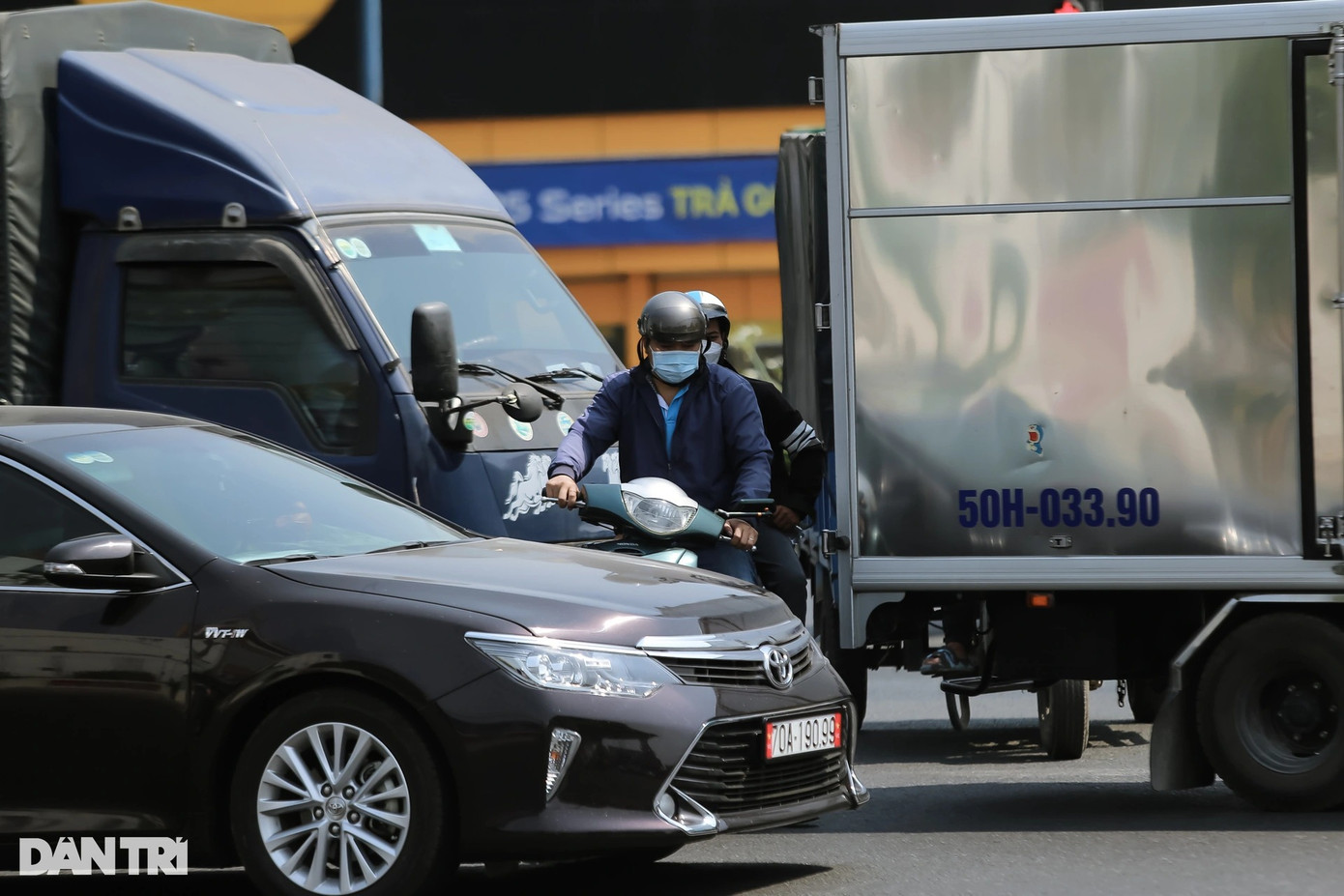 Mặc dù khu vực này có đèn tín hiệu giao thông và lực lượng làm nhiệm vụ phân luồng nhưng tình trạng xung đột giữa các xe máy và xe tải vẫn xảy ra, tiềm ẩn nhiều nguy cơ gây tai nạn do các xe chen lấn nhau lưu thông.