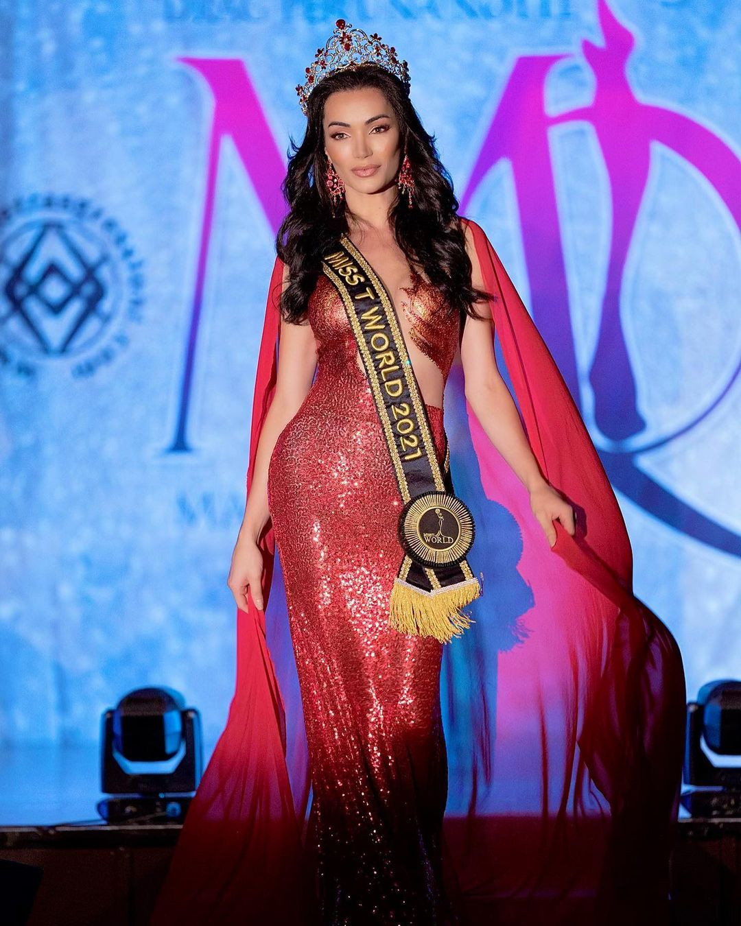 Victoria Fernandes có lịch sử thi sắc đẹp dày đặc. Năm 18 tuổi, cô giành giải Hoa hậu Chuyển giới Uberaba. Năm 2016, cô đứng thứ 7 trong cuộc thi Hoa hậu Chuyển giới tại Perugia, Ý. Năm 2019, cô tham gia Ngôi sao Chuyển giới (Miss Trans Star) tại Barcelona, Tây Ban Nha và giành vị trí á hậu 2.