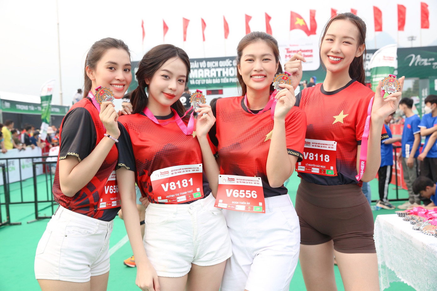 Các người đẹp hào hứng với tấm huy chương kỷ niệm sau khi tham gia chạy đồng hành cùng Tiền Phong Marathon 2023. Với sự góp mặt của mình, các người đẹp hy vọng sẽ lan toả tinh thần thể thao tới giới trẻ.