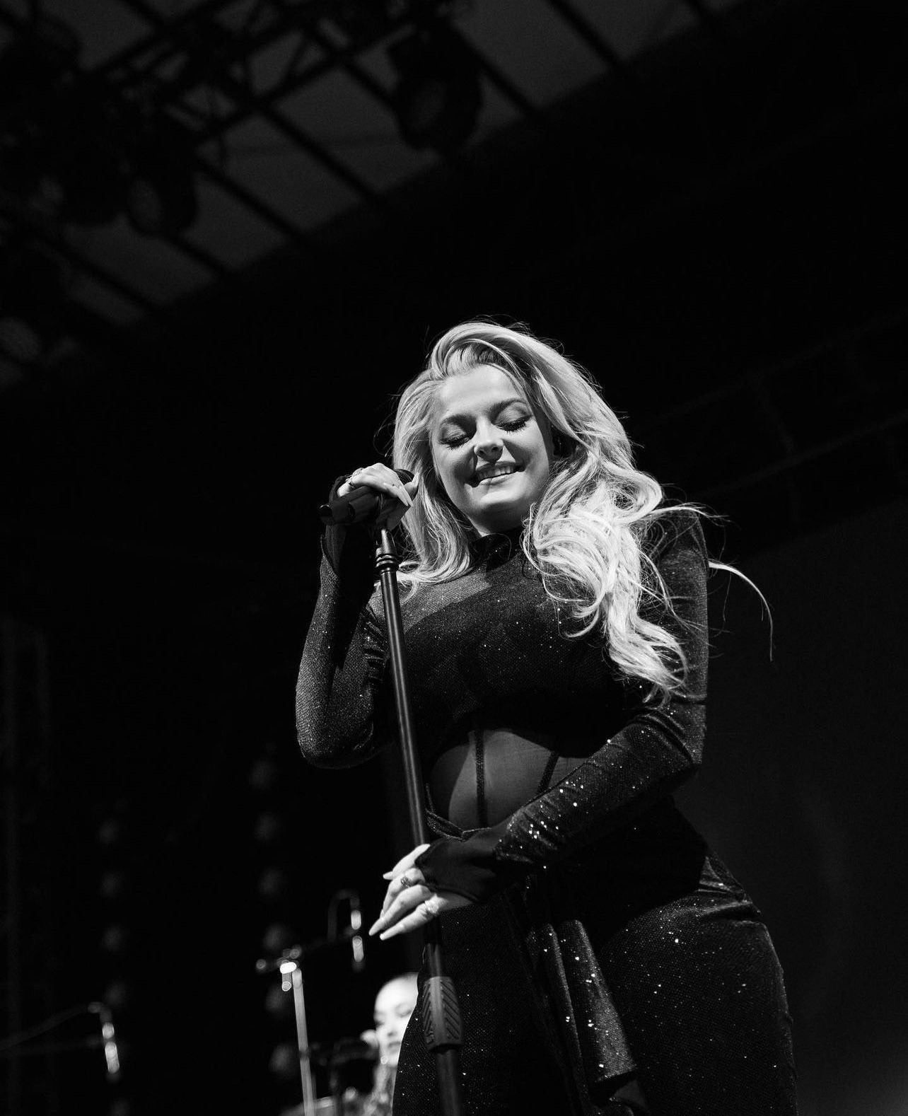 Các ngôi sao quốc tế nổi tiếng từng mặc thiết kế của Lê Thanh Hòa. Từ trên xuống là ca sĩ nhạc đồng quê Miranda Lambert, MC gốc Việt Jeannie Mai, ca sĩ Bebe Rexha, diễn viên Bella Thorne. Ảnh: NVCC.