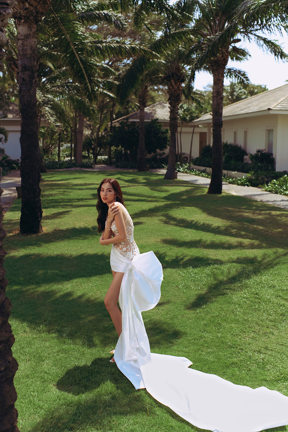 Dù không có chiều cao nổi bật nhưng với sắc vóc cân đối, quyến rũ cùng gương mặt xinh đẹp, Thùy Tiên thường xuyên được mời trình diễn cho các nhà thiết kế nổi tiếng trong nước.