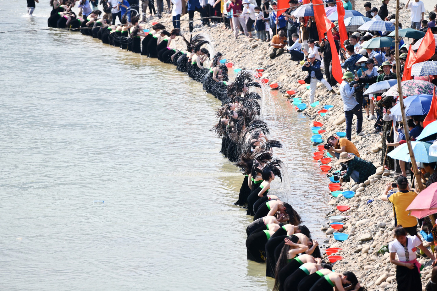 Lễ hội được tổ chức với nhiều nghi lễ độc đáo, trò chơi dân gian đặc sắc, hấp dẫn như: Rước nước cầu may, gội đầu, xòe chiêng, tung còn, té nước… Thông qua Lễ hội Áp Hô Chiêng, góp phần bảo tồn và phát huy các giá trị văn hóa tiêu biểu của đồng bào dân tộc Thái, đồng thời đây cũng là dịp để quảng bá hình ảnh xã Mường So, huyện Phong Thổ nói riêng và tỉnh Lai Châu nói chung đến du khách trong nước và quốc tế.