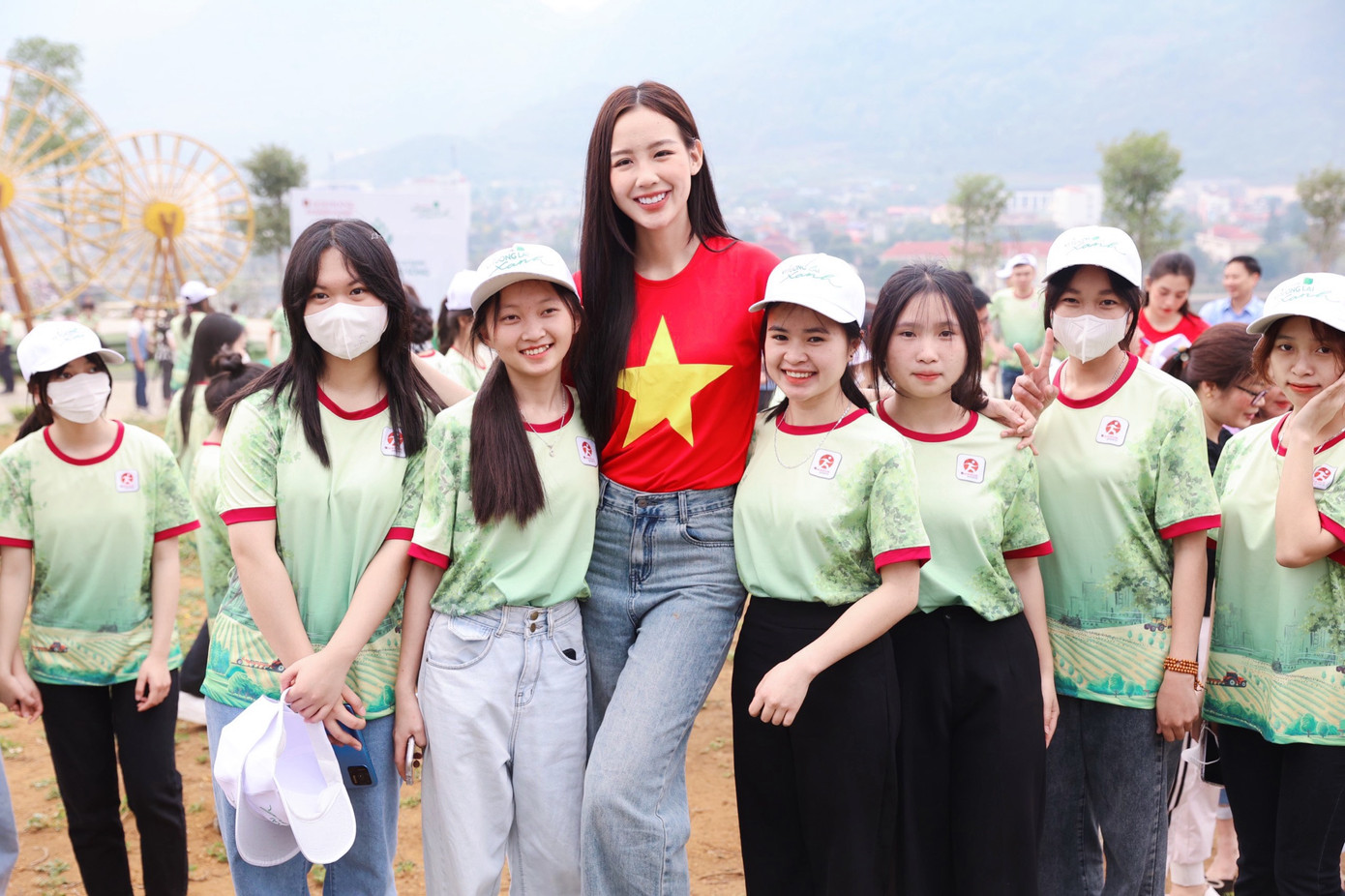 Hoa hậu Liên lục địa Bảo Ngọc rạng rỡ tại lễ phát động trồng cây. Cô là một trong những người đẹp tích cực tham gia hoạt động xã hội sau khi đăng quang.