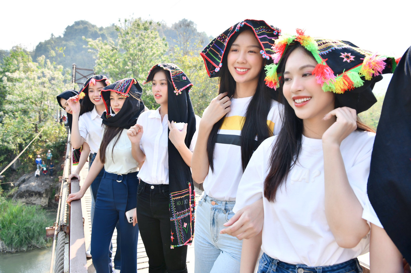 Đối với nhiều người đẹp, đây là lần đầu tiên họ được đội trên đầu chiếc khăn độc đáo của dân tộc Thái nên rất háo hức, thích thú.