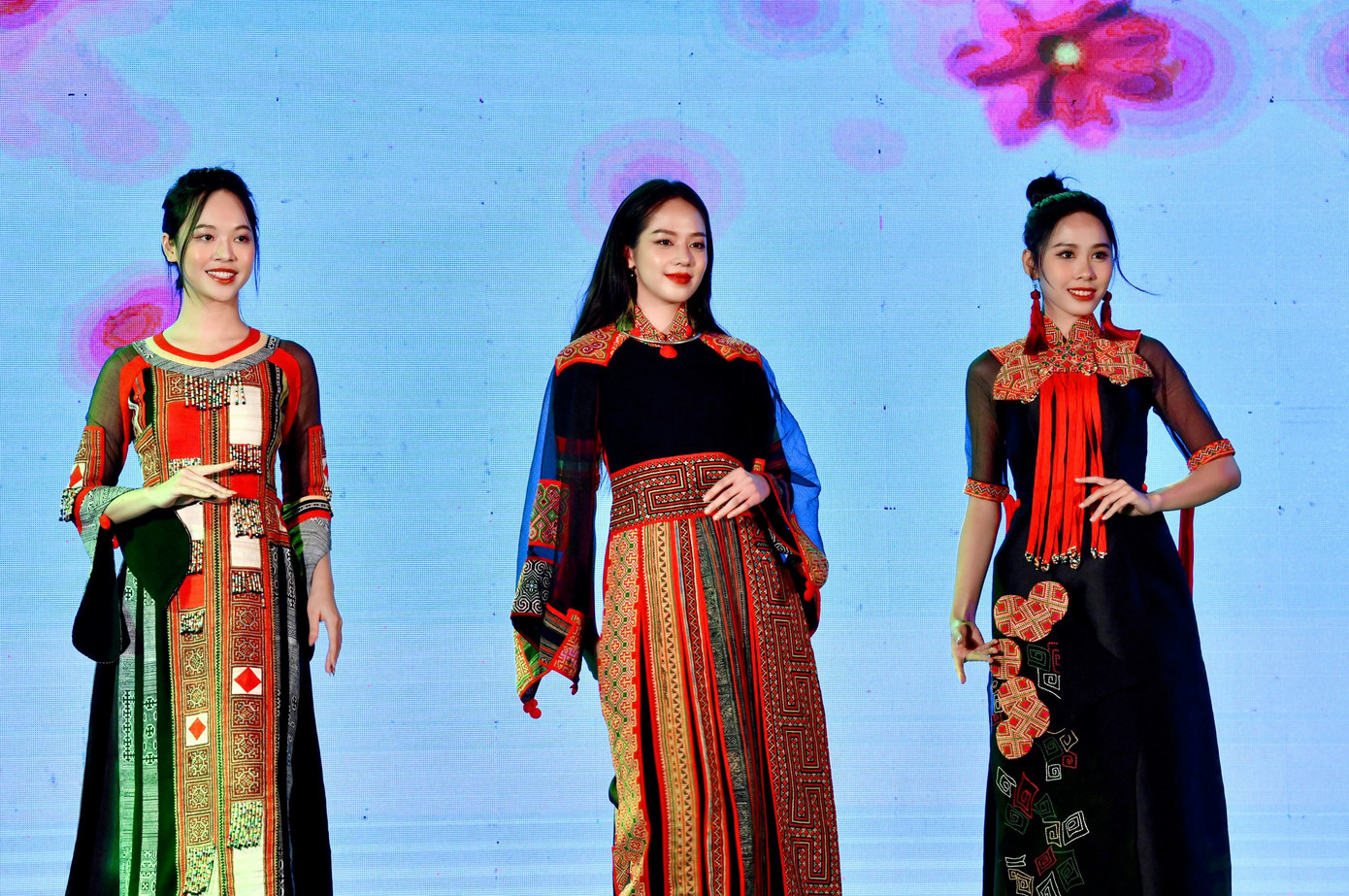 Tối 25/3, dàn hoa hậu, á hậu, người đẹp cùng tham dự chương trình giao lưu nghệ thuật chào mừng giải Vô địch Quốc gia Marathon và cự ly dài báo Tiền Phong lần thứ 64 - năm 2023 (Tiền Phong Marathon 2023), diễn ra tại Quảng trường Nhân dân. Các người đẹp đã có màn trình diễn trang phục áo dài họa tiết thổ cẩm trên sân khấu. Top 3 Hoa hậu Việt Nam 2022: Hoa hậu Thanh Thủy, Á hậu 1 Trịnh Thùy Linh, Á hậu 2 Ngọc Hằng cùng xuất hiện trong phần mở đầu.