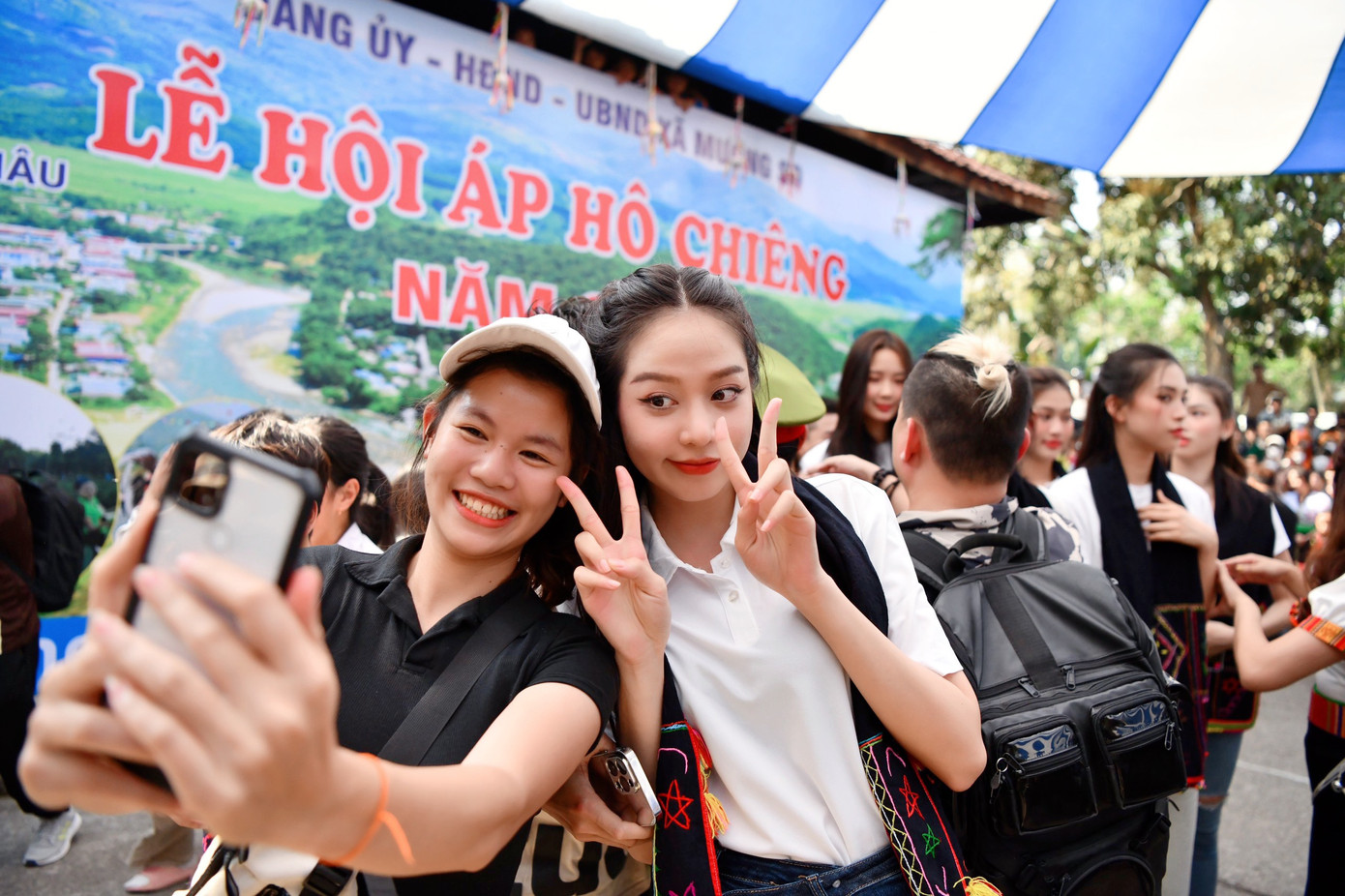 Các người đẹp nhận được sự chào đón nồng nhiệt của người dân địa phương khi tham gia sự kiện.