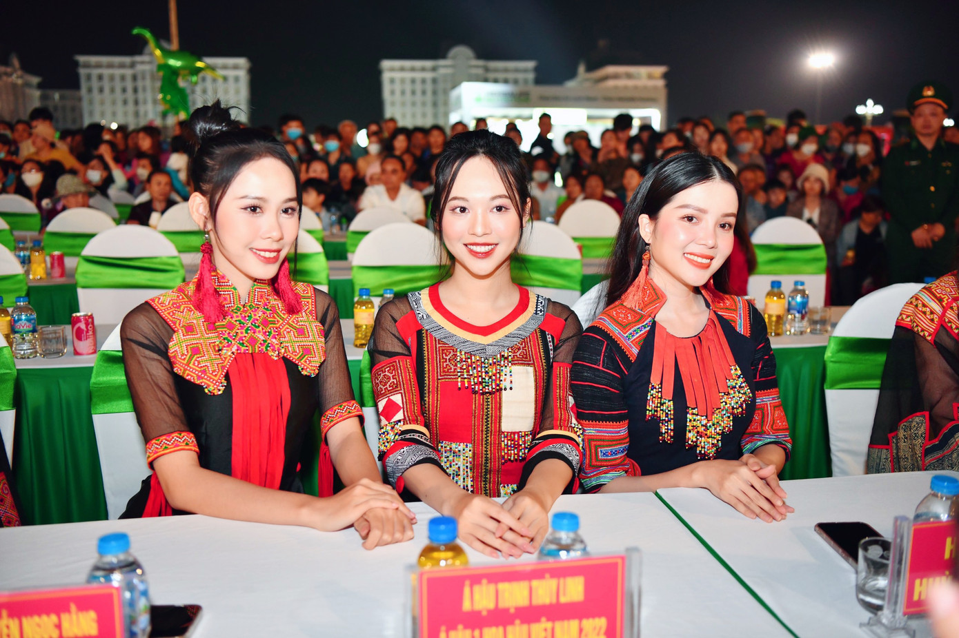 Tối 25/3, dàn hoa hậu, á hậu, người đẹp cùng tham dự chương trình giao lưu nghệ thuật chào mừng giải Vô địch Quốc gia Marathon và cự ly dài báo Tiền Phong lần thứ 64 - năm 2023 (Tiền Phong Marathon 2023), diễn ra tại Quảng trường Nhân dân. Các người đẹp cùng diện trang phục áo dài cách tân với hoạ tiết thổ cẩm độc đáo của nhà thiết kế Lan Hương, thu hút sự chú ý của các khách mời và người dân.