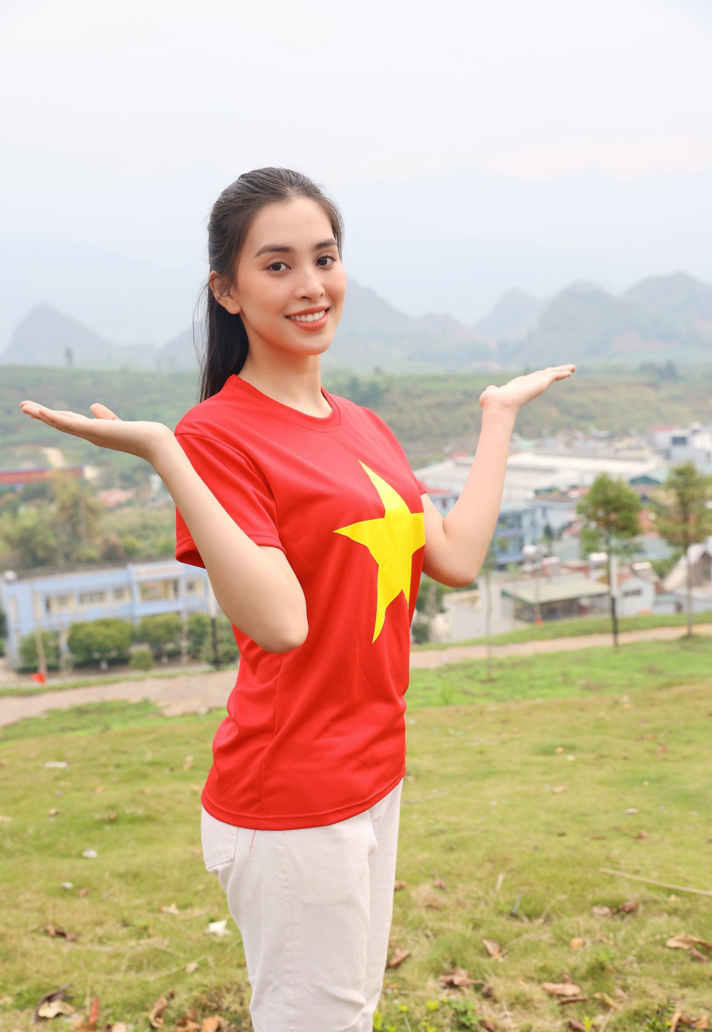 Hoa hậu Việt Nam 2018 Trần Tiểu Vy rạng rỡ giữa đất trời Lai Châu. Đăng quang đã 5 năm, Tiểu Vy được đánh giá là hoa hậu có nhiều hoạt động thiết thực cho cộng đồng.