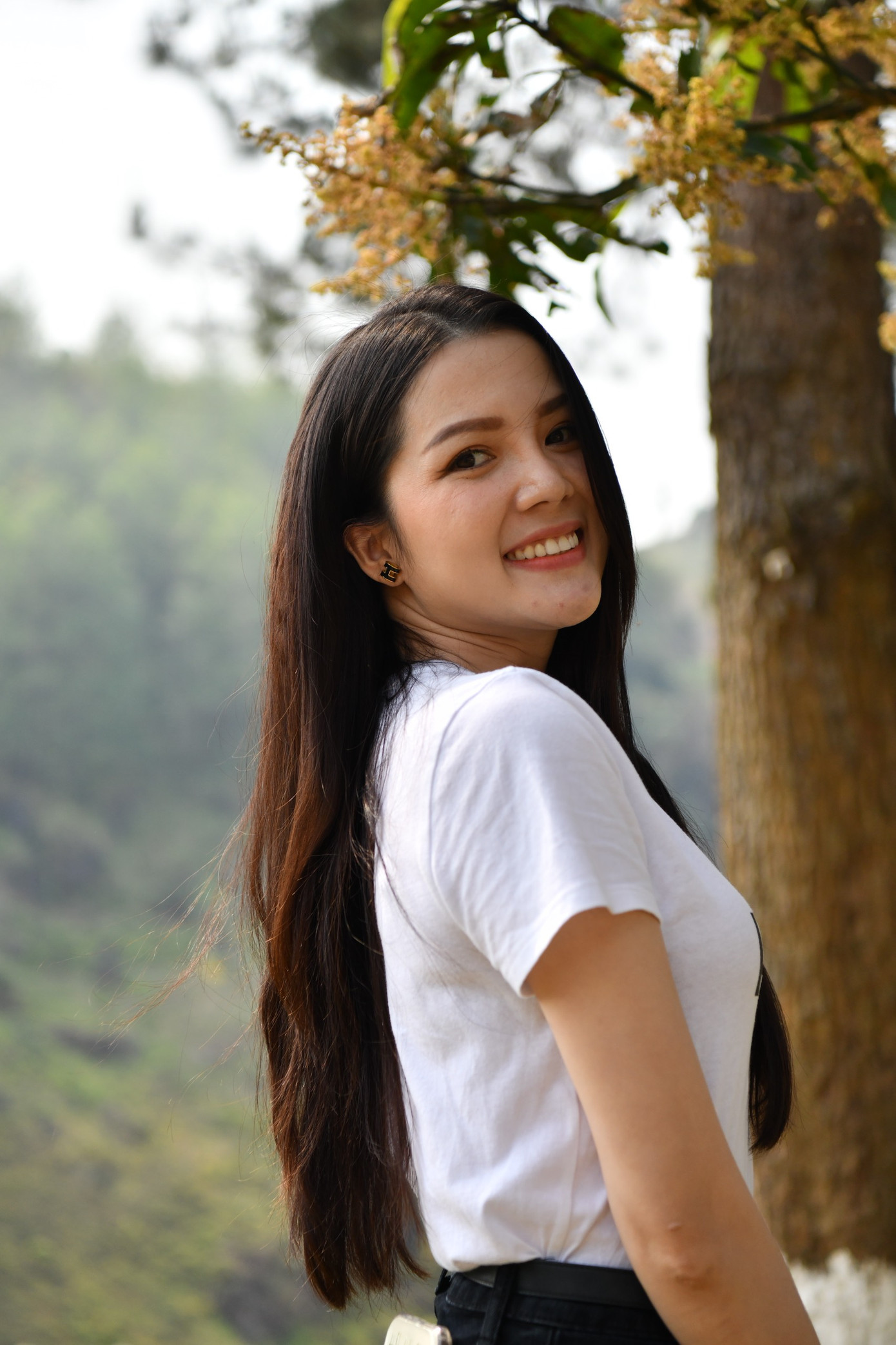 Hoa khôi Cần Thơ Thúy Vi cũng chia sẻ cảm xúc háo hức khi lần đầu tiên đặt chân đến Lai Châu. Cô cho biết cảm thấy choáng ngợp với cảnh sắc hùng vĩ, không gian thoáng đãng của vùng đất này.