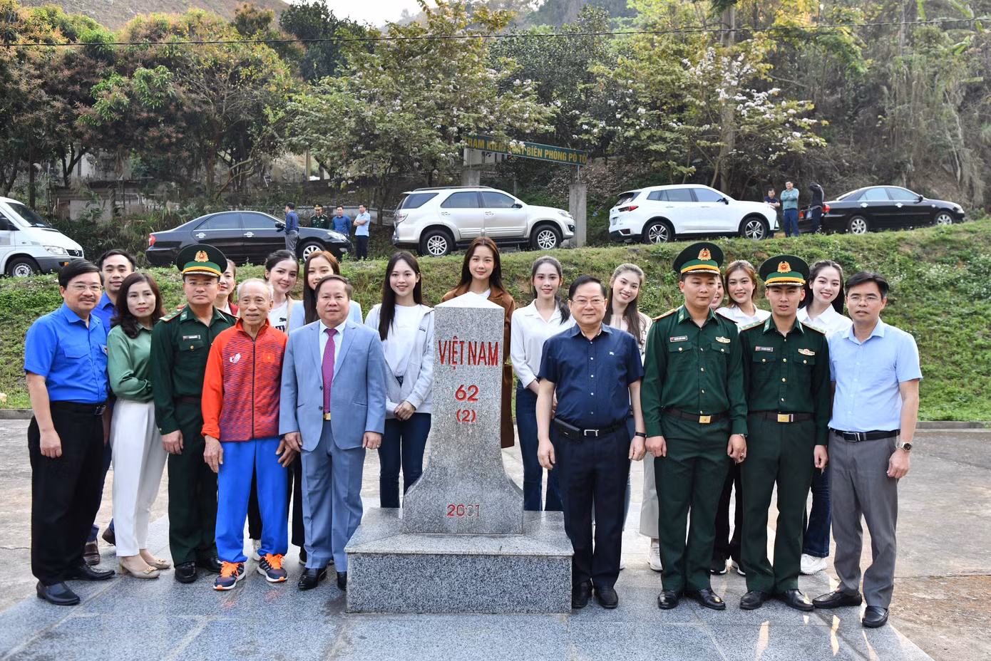 Ngày 24/3, tại Đồn biên phòng Huổi Luông (huyện Phong Thổ, tỉnh Lai Châu), Ban tổ chức Tiền Phong Marathon 2023 cùng các hoa hậu, á hậu và người đẹp giao lưu với Bộ đội Biên phòng tỉnh Lai Châu.