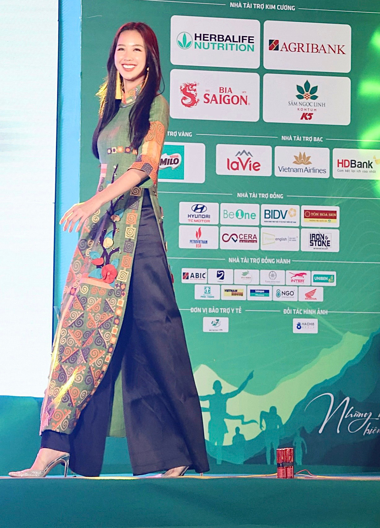 Hoa hậu Liên lục địa Bảo Ngọc gây chú ý với chiều cao 1,85 m khi trình diễn trên sân khấu. Cô ghi điểm với phong thái tự nhiên, nụ cười rạng rỡ.