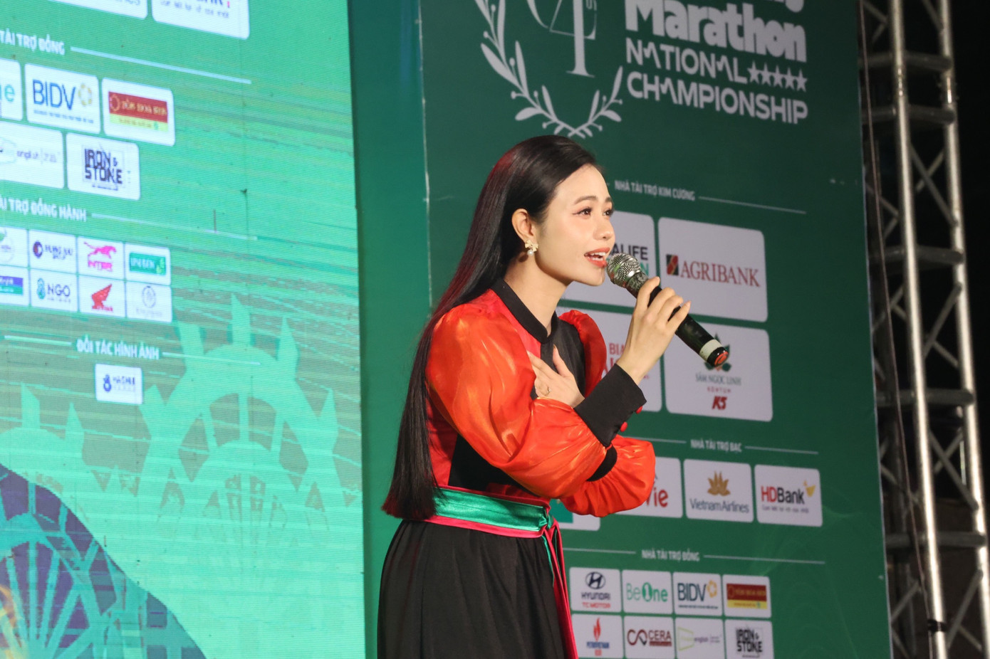 Quán quân Sao Mai dòng nhạc thính phòng năm 2019 Lương Hải Yến là người có nhiều duyên nợ với Lai Châu trong nhiều chuyến thiện nguyện. Cô gửi tình cảm tới bà con Lai Châu và vận động viên Tiền Phong Marathon 2023 qua hai ca khúc Bài ca trên núi, Cô gái vót chông.