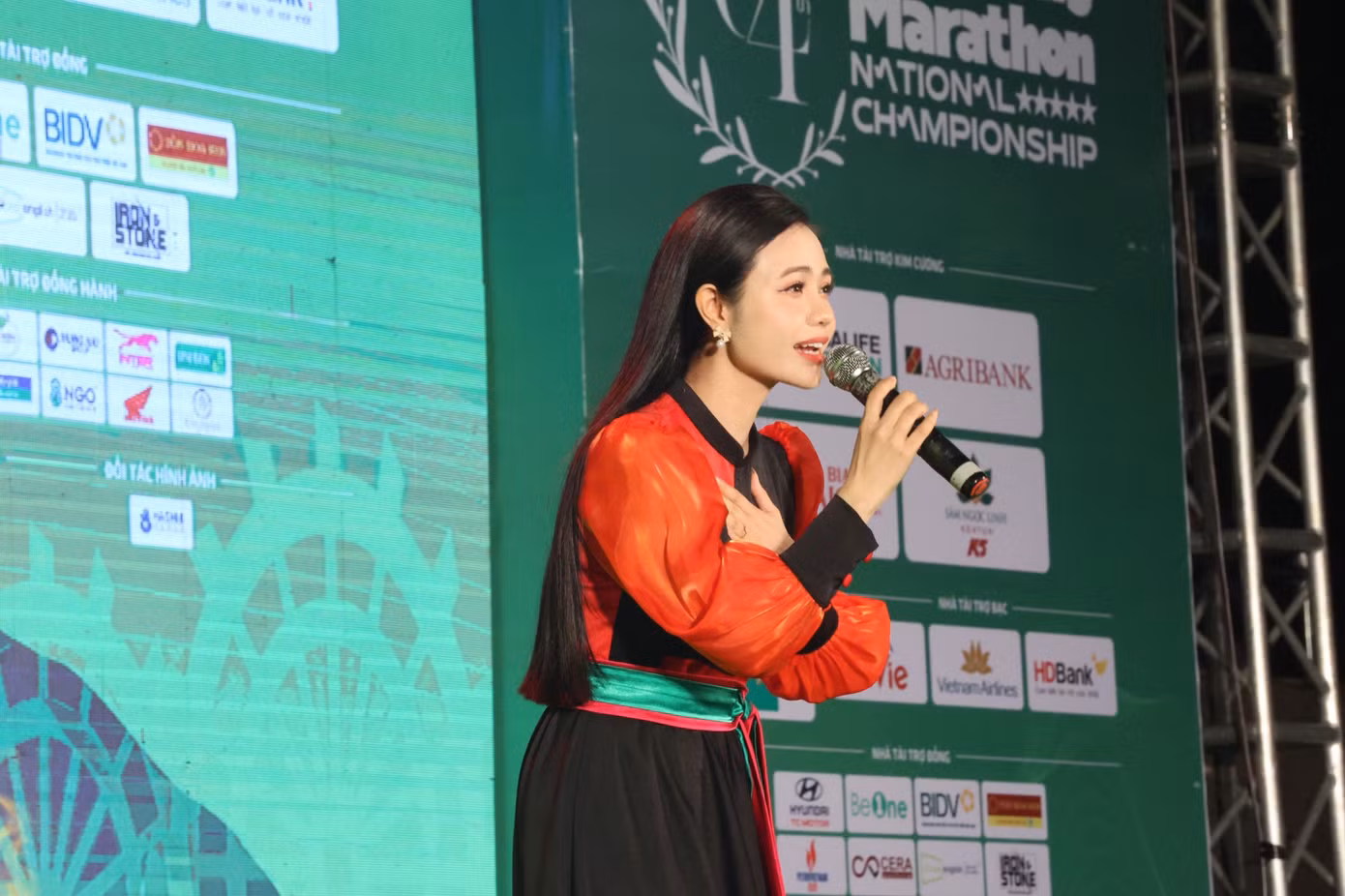 Quán quân Sao Mai dòng nhạc thính phòng năm 2019 Lương Hải Yến là người có nhiều duyên nợ với Lai Châu trong nhiều chuyến thiện nguyện. Cô gửi tình cảm tới bà con Lai Châu và vận động viên Tiền Phong Marathon 2023 qua hai ca khúc Bài ca trên núi, Cô gái vót chông. Quán quân Sao Mai dòng nhạc thính phòng năm 2019 Lương Hải Yến là người có nhiều duyên nợ với Lai Châu trong nhiều chuyến thiện nguyện. Cô gửi tình cảm tới bà con Lai Châu và vận động viên Tiền Phong Marathon 2023 qua hai ca khúc Bài ca trên núi, Cô gái vót chông.
