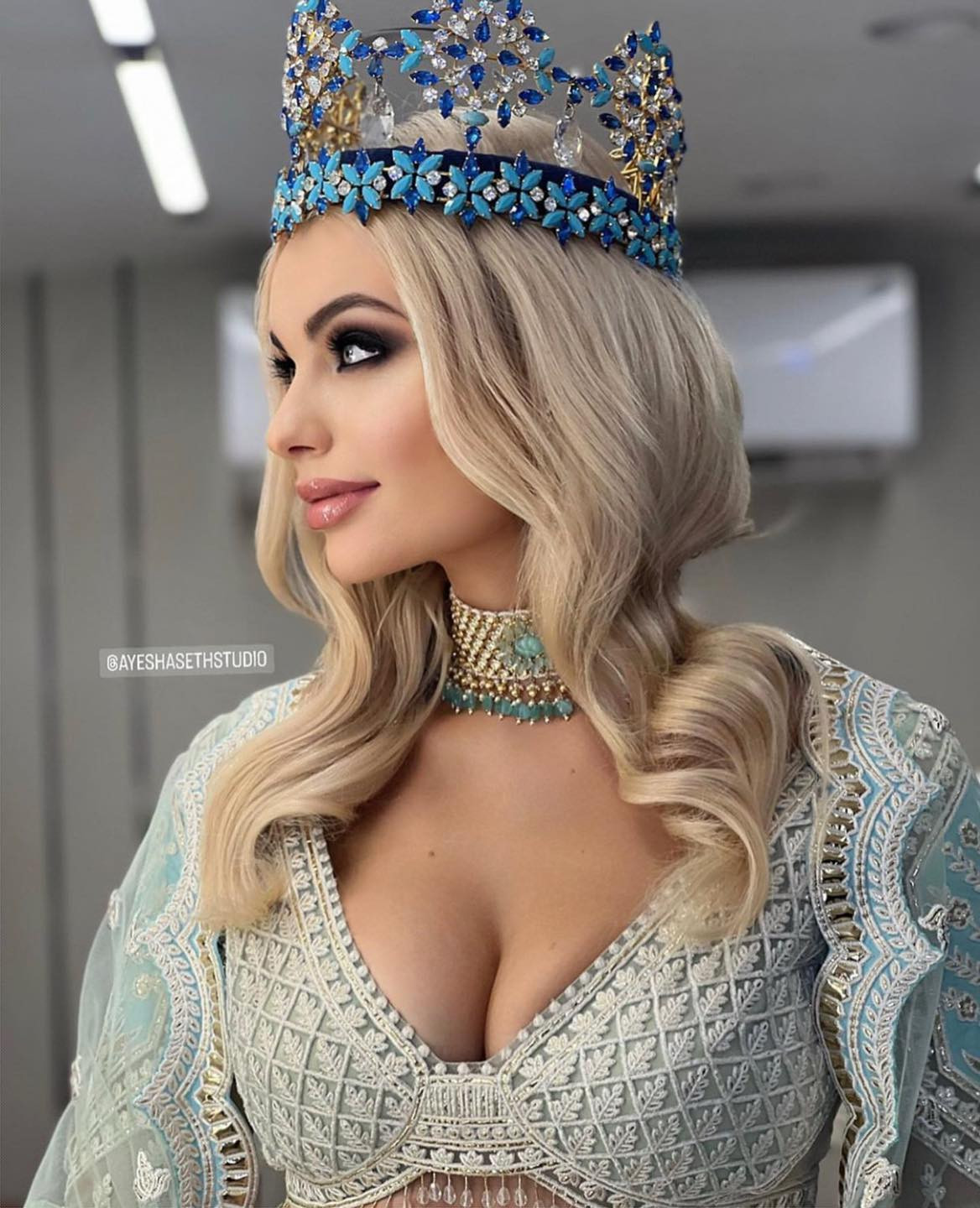 Hình ảnh Karolina Bielawska gợi cảm dự tiệc gala ở Ấn Độ.