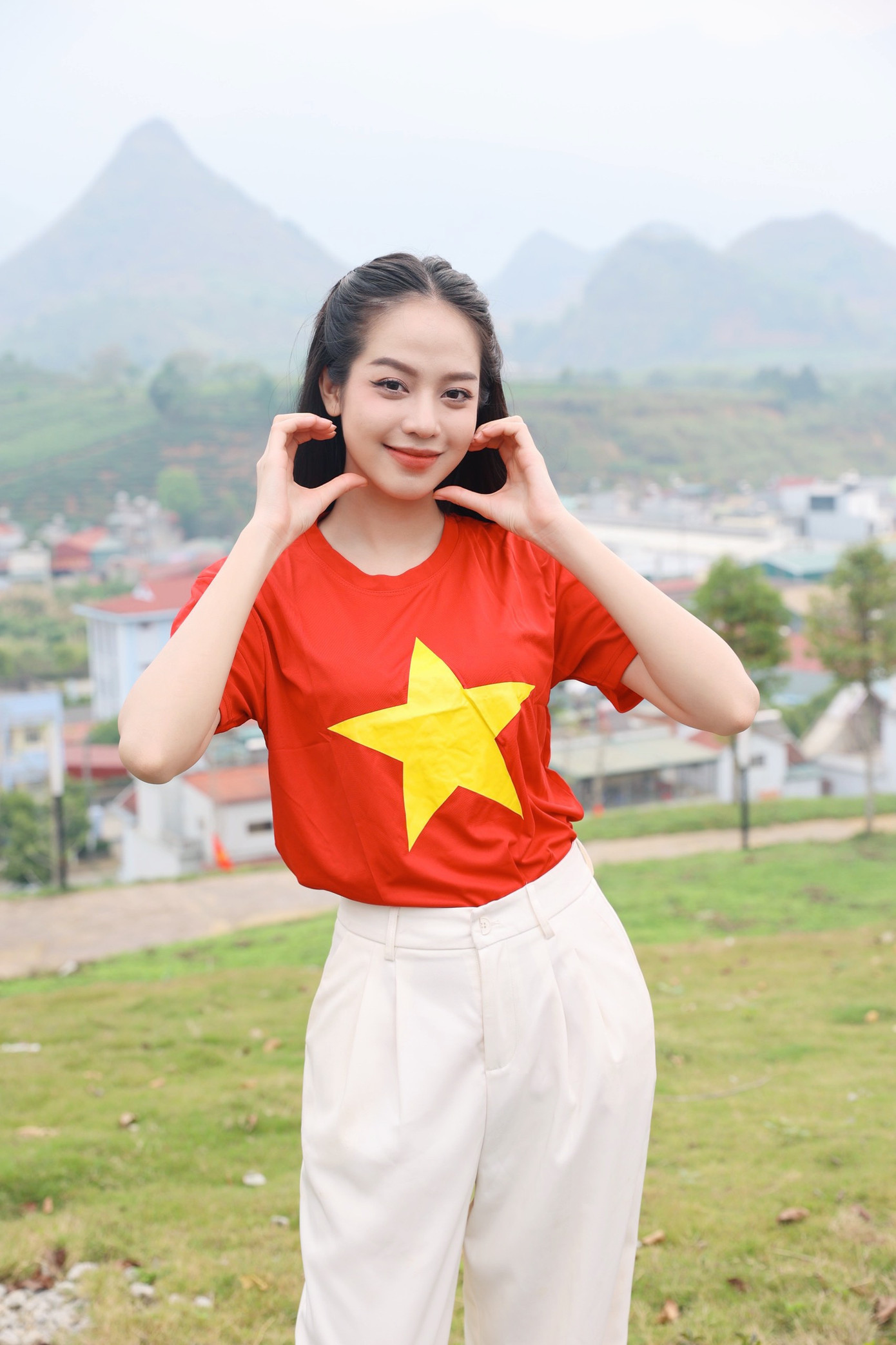 Hoa hậu Việt Nam 2022 Thanh Thủy khoe vẻ duyên dáng, đáng yêu trong áo cờ đỏ sao vàng. Kể từ sau khi đăng quang, Thanh Thủy tập trung tham gia các hoạt động từ thiện, xã hội và việc học tập ở trường thay vì tham dự các hoạt động showbiz, giải trí.