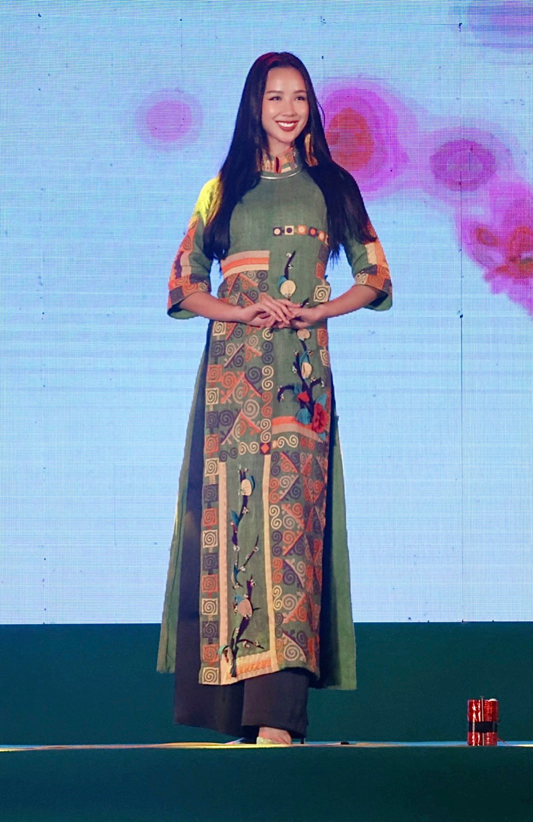 Hoa hậu Liên lục địa Bảo Ngọc gây chú ý với chiều cao 1,85 m khi trình diễn trên sân khấu. Cô ghi điểm với phong thái tự nhiên, nụ cười rạng rỡ.