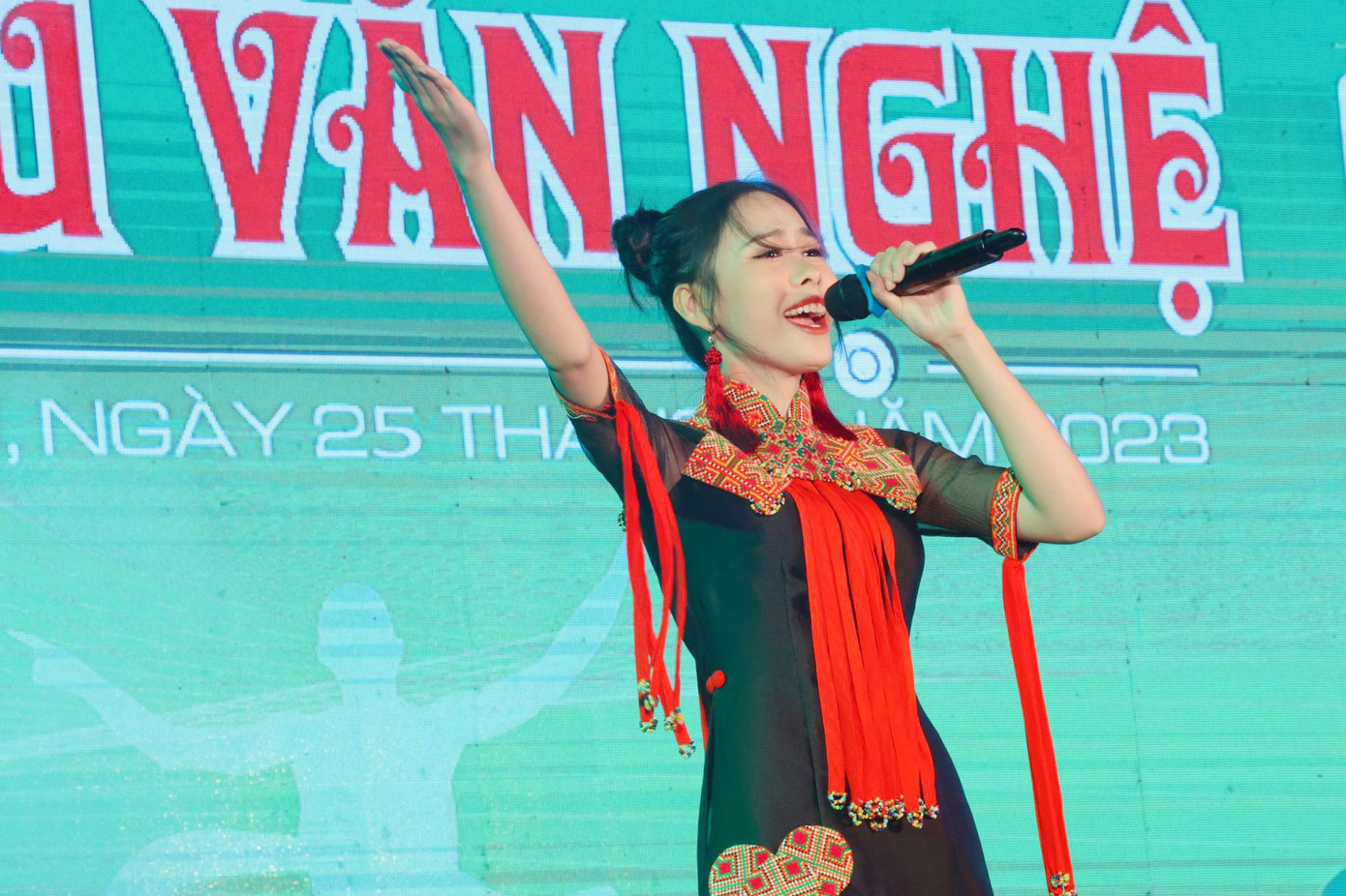 Á hậu 2 Hoa hậu Việt Nam năm 2022 Lê Nguyễn Ngọc Hằng không chỉ cùng dàn hoa hậu, á hậu và người đẹp trình diễn trang phục dân tộc, cô ra sân khấu trong vai trò ca sĩ. Được gợi ý một số ca khúc, Ngọc Hằng chọn Hát về anh (nhạc sĩ Thế Hiển) để ngợi ca những tấm gương của Bộ đội Biên phòng ở miền biên viễn. Người đẹp ghi điểm với giọng hát ngọt ngào, duyên dáng.