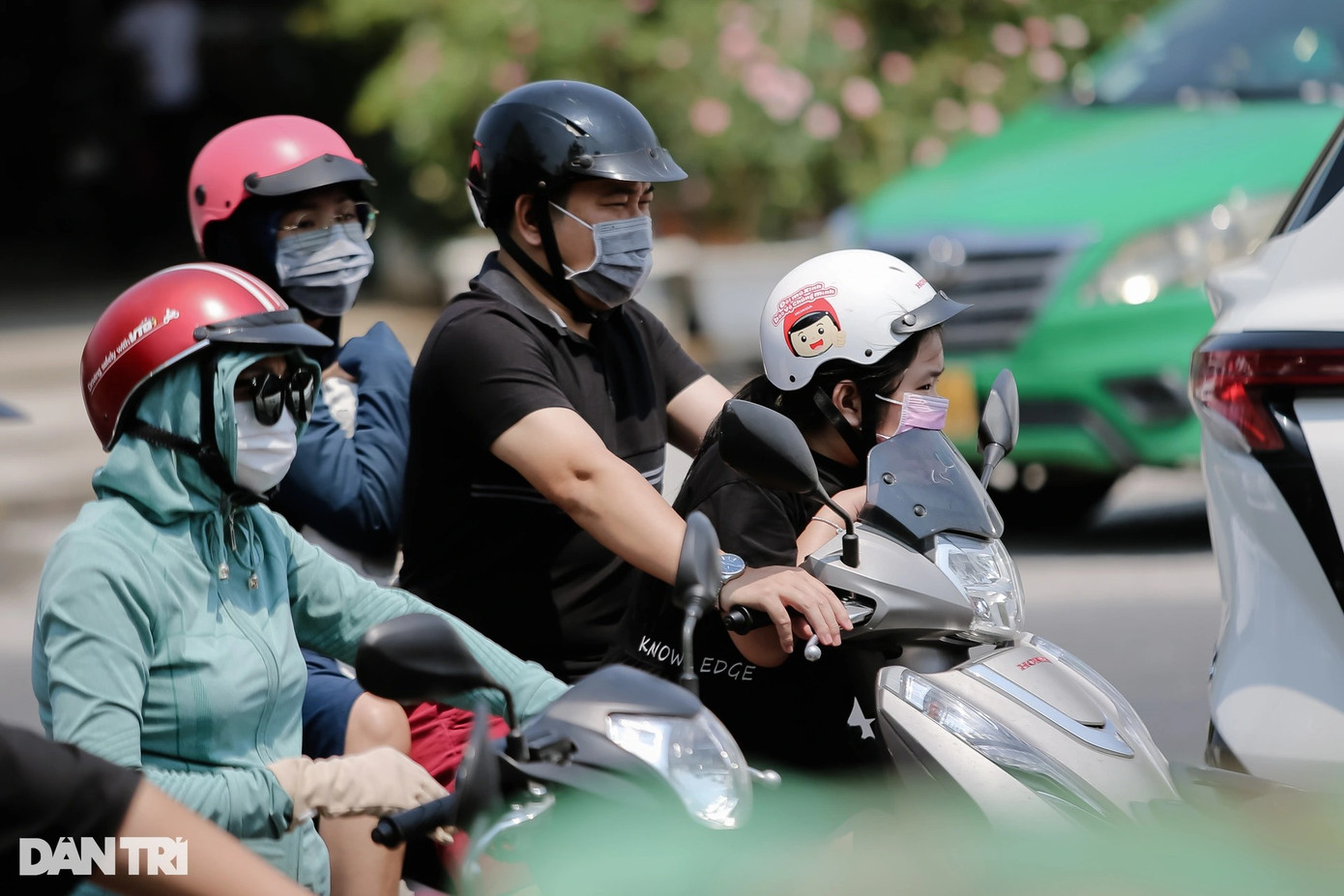 Kẹt xe khiến người dân phải xếp hàng dài nhích từng mét, ngửi khói bụi nên ai cũng cảm thấy mệt mỏi.