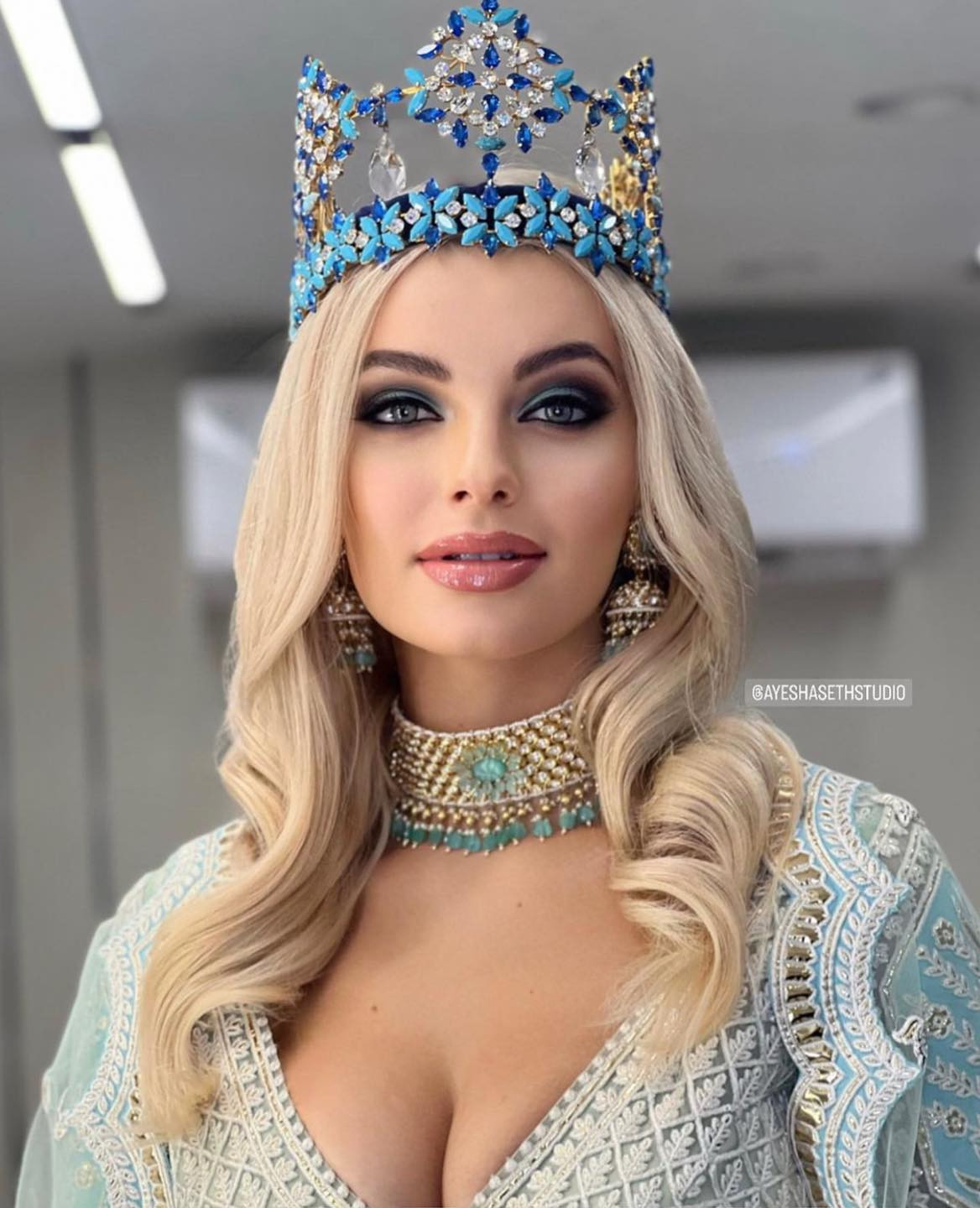 Hình ảnh Karolina Bielawska gợi cảm dự tiệc gala ở Ấn Độ.