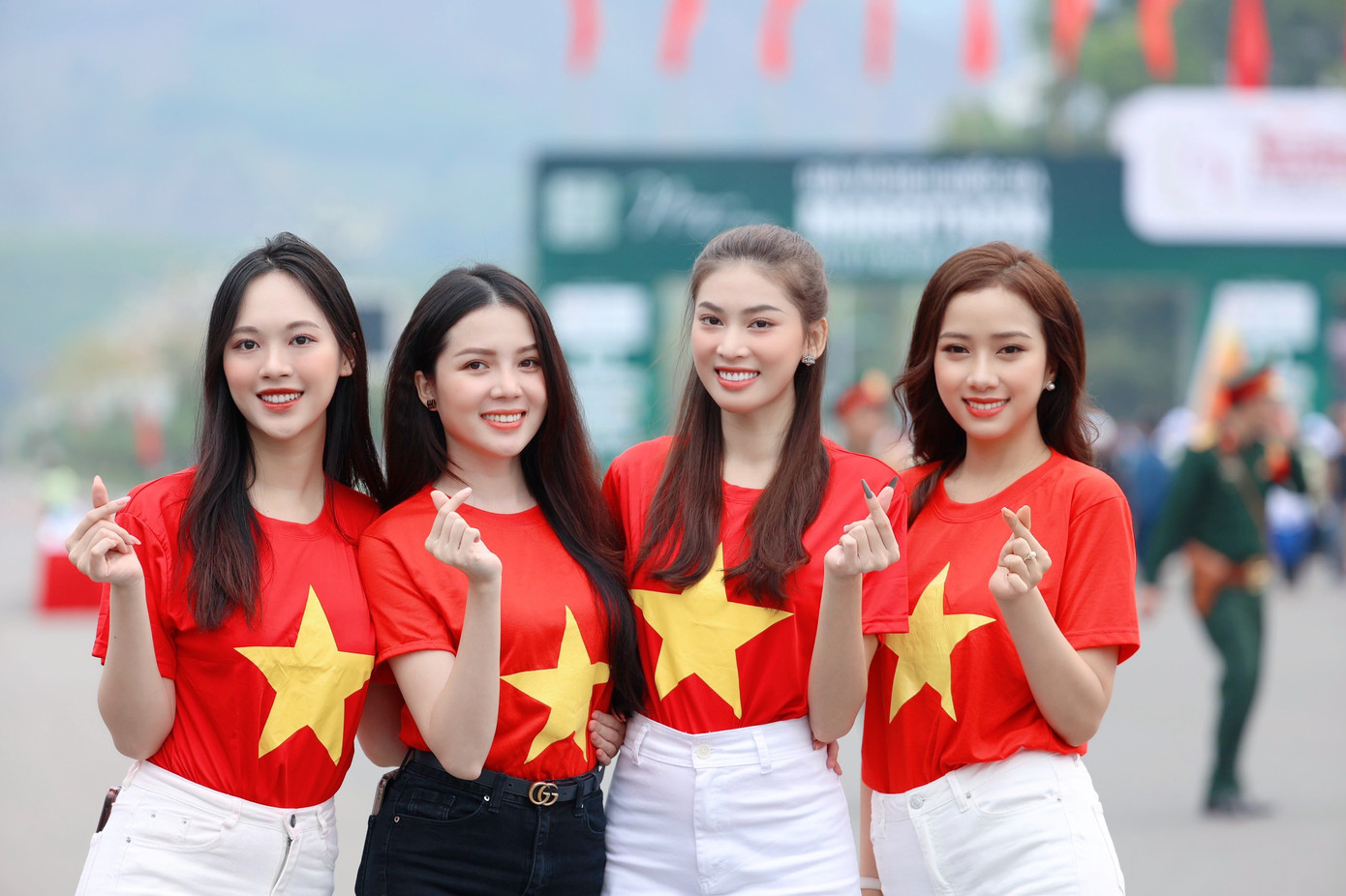 Thượng cờ Tổ quốc là một hoạt động ý nghĩa nhằm nêu cao tinh thần đoàn kết, ý thức trách nhiệm đối với quê hương của các vận động viên tham gia giải Vô địch Quốc gia Marathon và cự ly dài báo Tiền Phong. Tham dự lễ thượng cờ, các người đẹp diện áo cờ đỏ sao vàng rực rỡ.