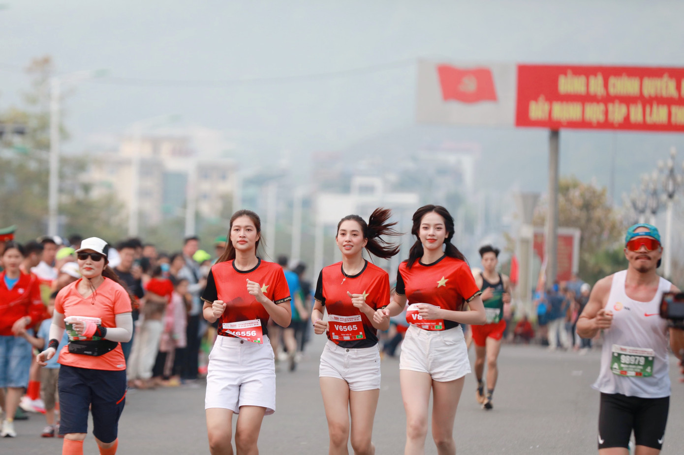 Các người đẹp đã dậy từ rất sớm để chuẩn bị tham dự lễ khai mạc và chạy đồng hành cùng giải năm nay.