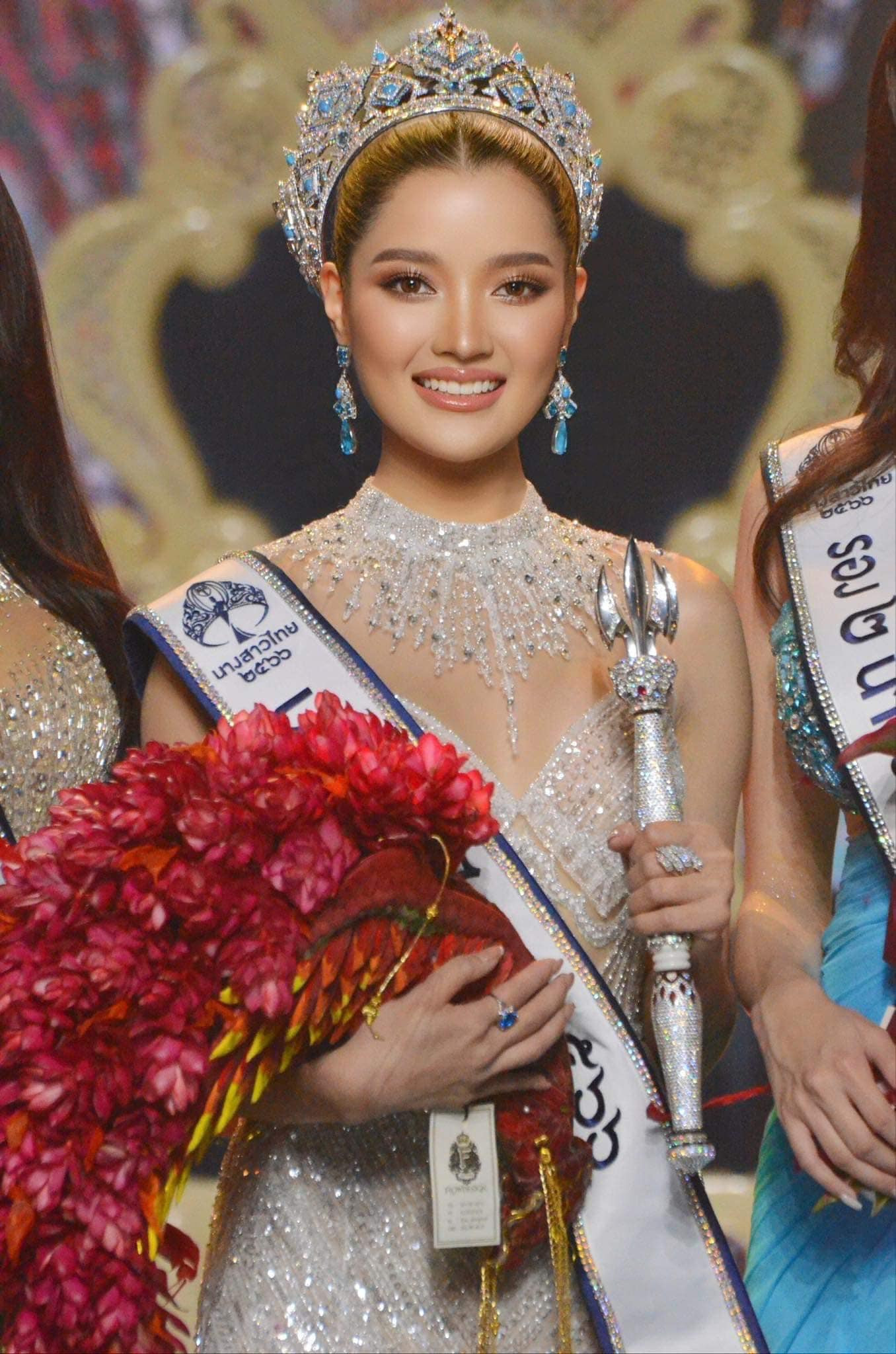 Khán giả tranh cãi về tương lai thi quốc tế của tân Hoa hậu Thái Lan. Khán giả tranh cãi về tương lai thi quốc tế của tân Hoa hậu Thái Lan.