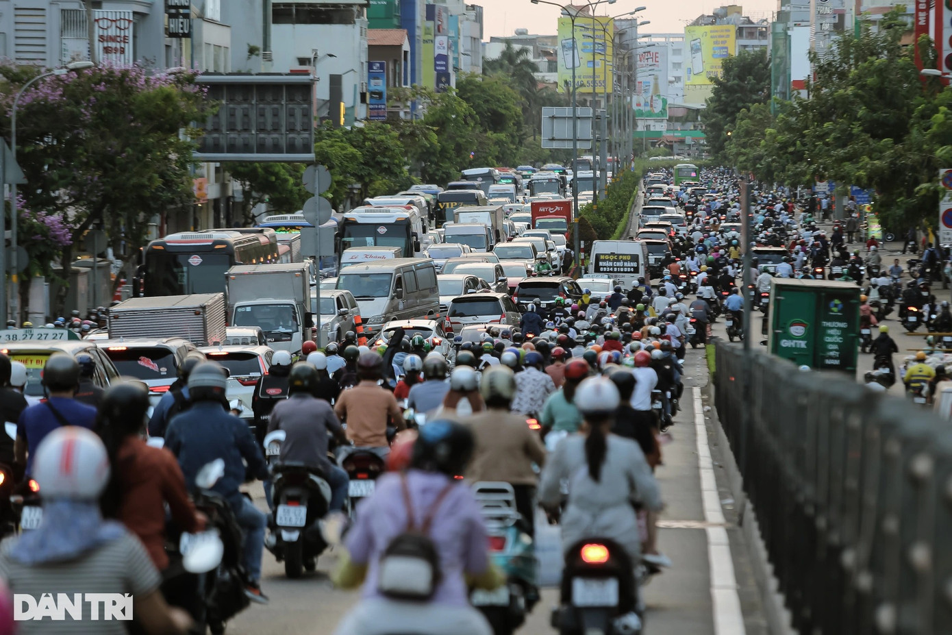 Càng vào giờ cao điểm, lượng phương tiện đổ ra đường mỗi lúc một đông, gây áp lực lớn và xảy ra tình trạng kẹt xe kéo dài trên đường Cộng Hòa (đoạn qua địa bàn quận Tân Bình).