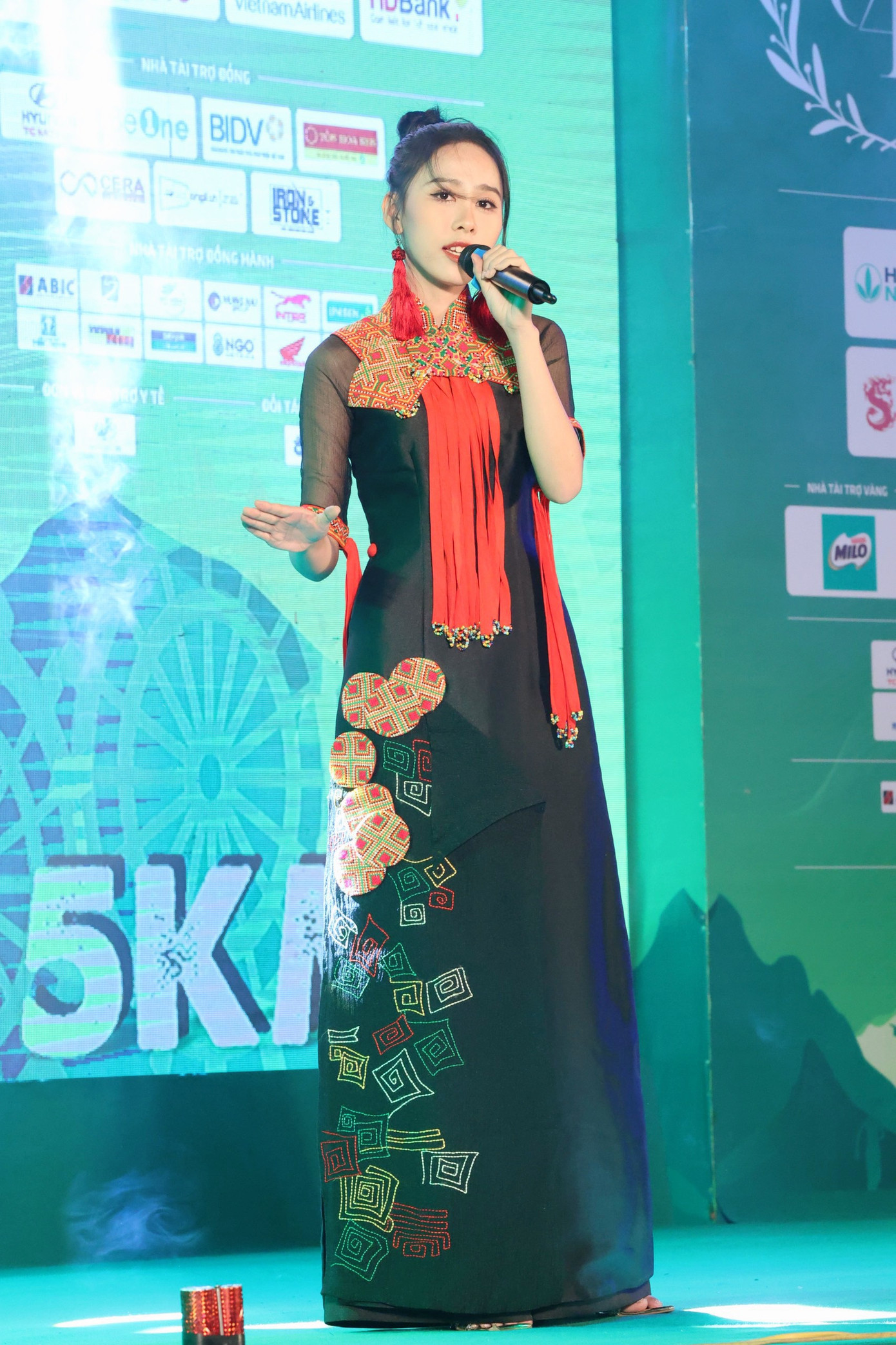 Á hậu 2 Hoa hậu Việt Nam năm 2022 Lê Nguyễn Ngọc Hằng không chỉ cùng dàn hoa hậu, á hậu và người đẹp trình diễn trang phục dân tộc, cô ra sân khấu trong vai trò ca sĩ. Được gợi ý một số ca khúc, Ngọc Hằng chọn Hát về anh (nhạc sĩ Thế Hiển) để ngợi ca những tấm gương của Bộ đội Biên phòng ở miền biên viễn. Người đẹp ghi điểm với giọng hát ngọt ngào, duyên dáng.