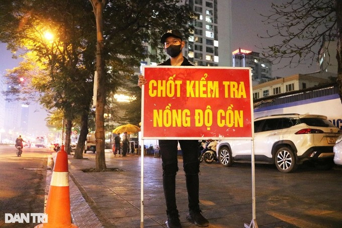 Đêm 20/3, Tổ công tác liên ngành Y11/141 do Trung tá Nguyễn Đức Huấn làm Tổ trưởng, lập chốt tại đường Lê Văn Lương - Hoàng Đạo Thúy để tiến hành kiểm tra nồng độ cồn, kết hợp kiểm tra hành chính các trường hợp vi phạm khác.