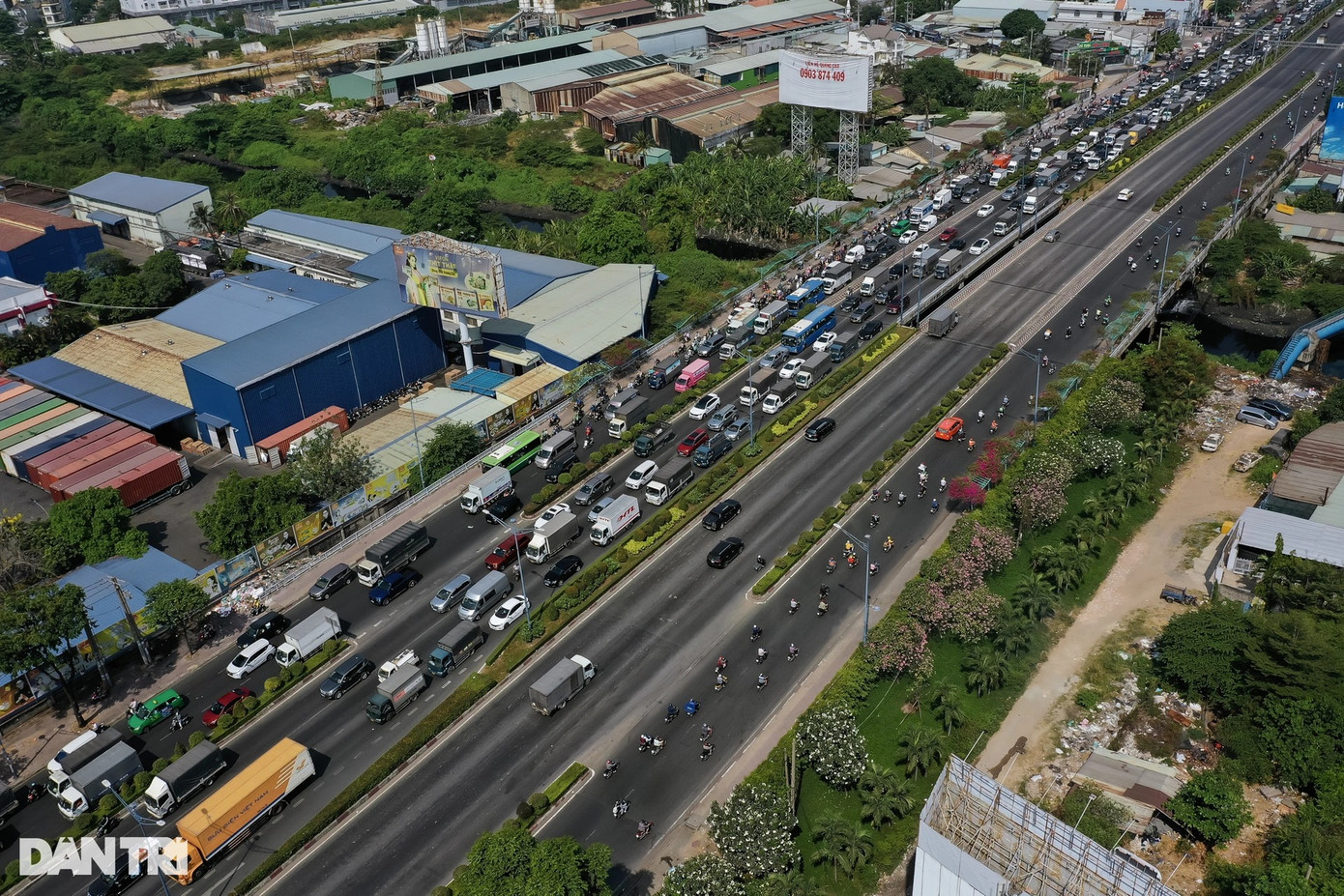 Theo ghi nhận của PV Dân trí, vào lúc 9h sáng 17/3, trên đường Trường Chinh, hàng nghìn xe tải, xe ô tô nối đuôi nhau nhích từng chút một trên đường (đoạn qua khu công nghiệp Tân Bình).