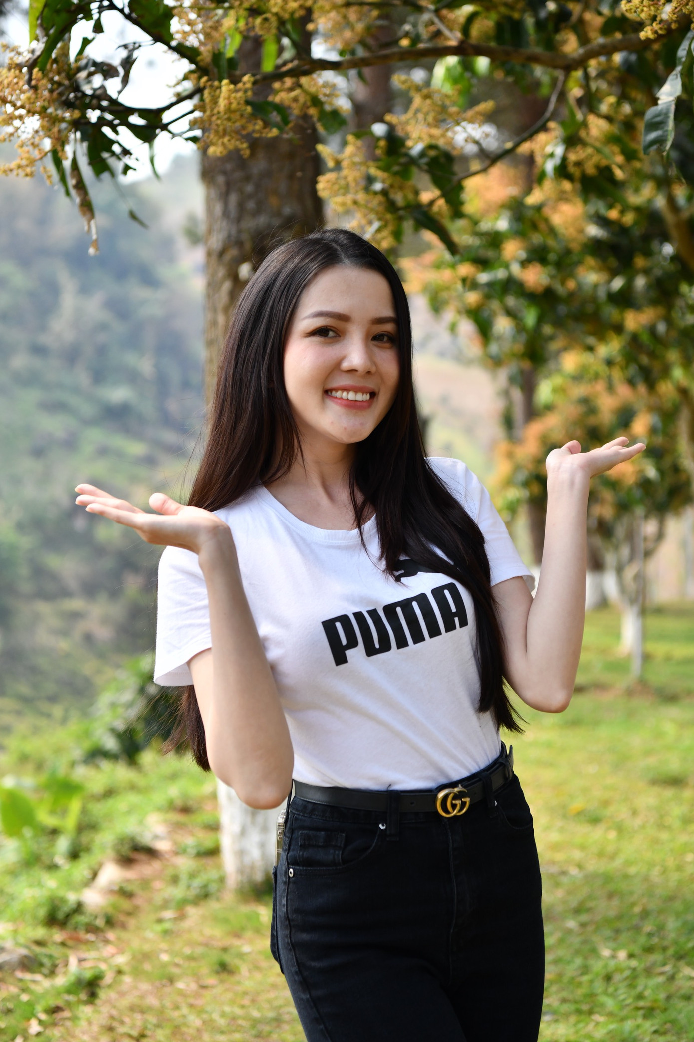 Hoa khôi Cần Thơ Thúy Vi cũng chia sẻ cảm xúc háo hức khi lần đầu tiên đặt chân đến Lai Châu. Cô cho biết cảm thấy choáng ngợp với cảnh sắc hùng vĩ, không gian thoáng đãng của vùng đất này.