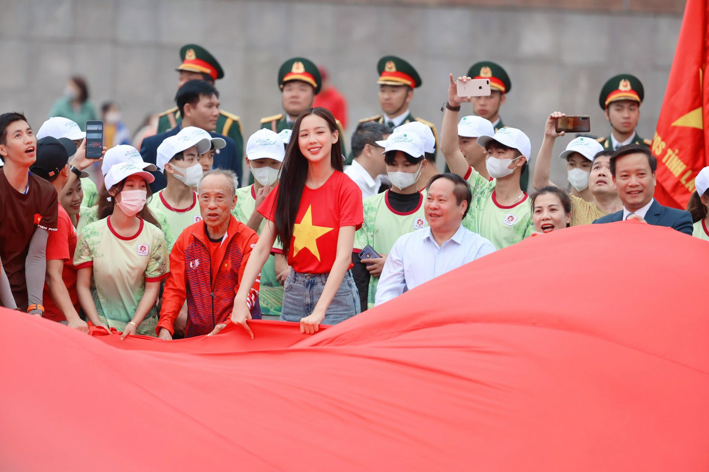 Sáng 25/3, các hoa hậu, á hậu và người đẹp cùng tham dự Lễ thượng cờ Tổ quốc tại Quảng trường Nhân dân. Lễ thượng cờ Tổ quốc tại miền biên viễn Lai Châu mang ý nghĩa tuyên truyền, giáo dục sâu sắc về niềm tự hào dân tộc, lòng yêu nước, trách nhiệm bảo vệ chủ quyền và toàn vẹn lãnh thổ của Tổ quốc.