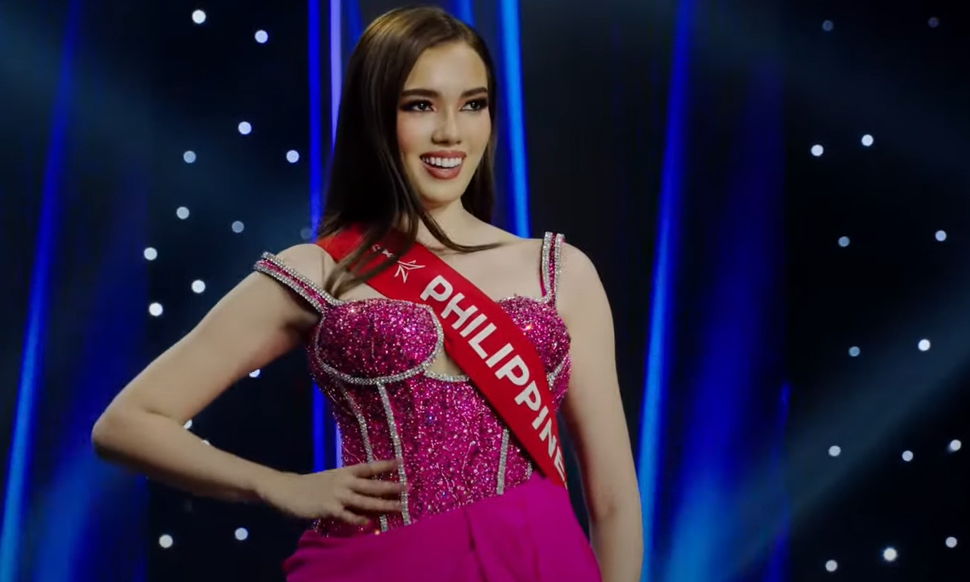 Annabelle Mcdonell trình diễn váy dạ hội trong bán kết Miss Charm 2023.