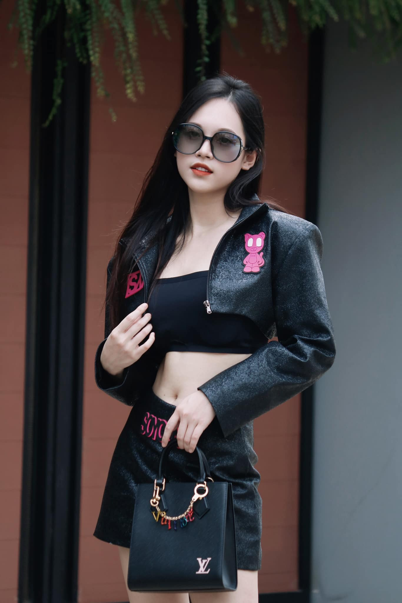 Giống như Hoa hậu Thanh Thủy, ngoài đời Á hậu Thùy Linh chuộng phong cách khoe eo thon quyến rũ. Cô thường xuyên diện áo crop-top để khoe vòng hai 58 cm. Khán giả chờ đợi, Thùy Linh sẽ đột phá hơn nữa trong phong cách thời trang.