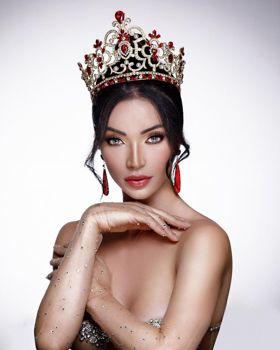 Victoria Fernandes năm nay 31 tuổi, cao 1,7 m, hiện là người mẫu, chuyên viên trang điểm và nhà tạo mẫu. Cô cũng là diễn giả, tích cực xây dựng và phát triển cộng đồng người chuyển giới trên toàn thế giới.