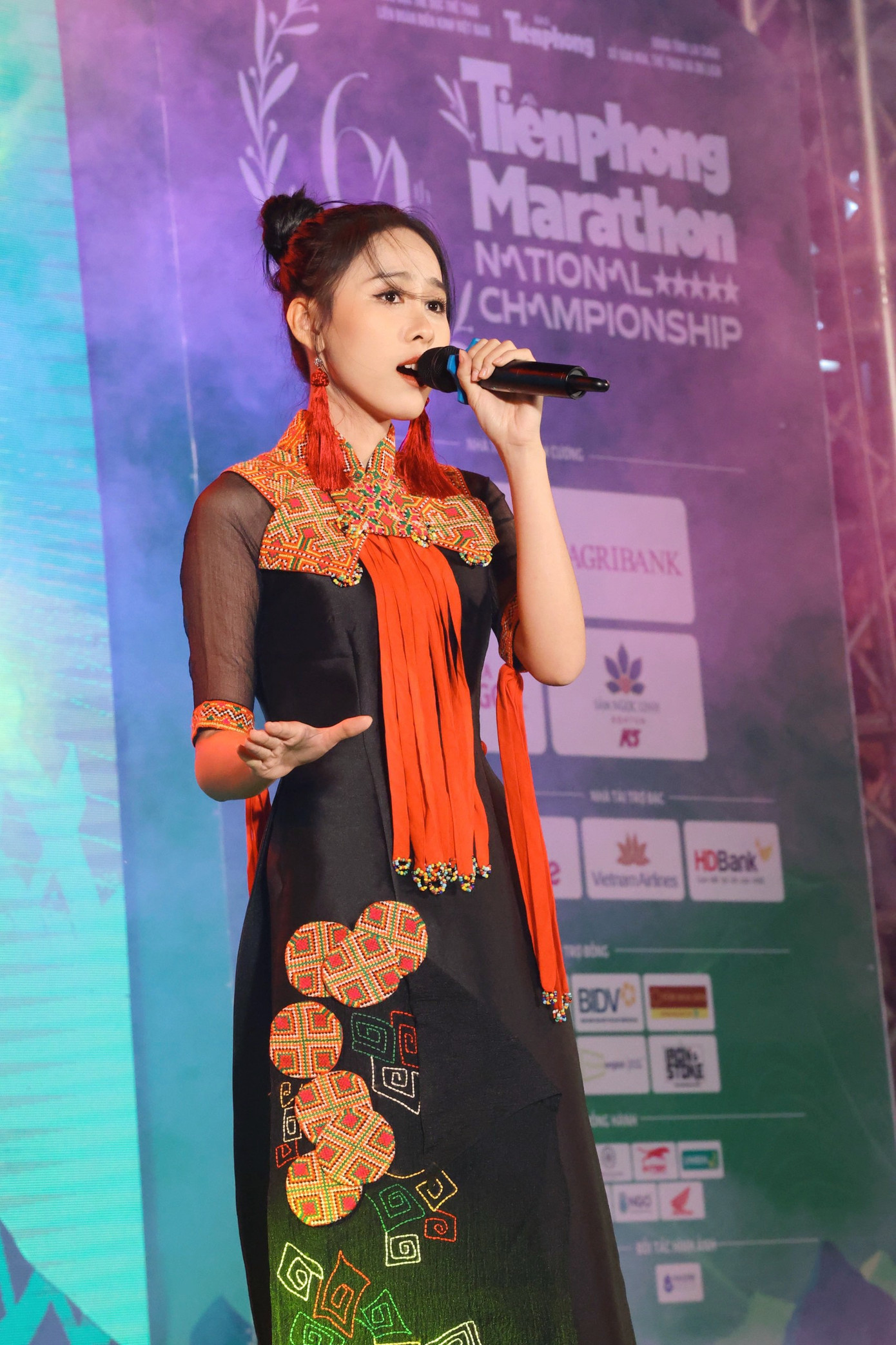 Á hậu 2 Hoa hậu Việt Nam năm 2022 Lê Nguyễn Ngọc Hằng không chỉ cùng dàn hoa hậu, á hậu và người đẹp trình diễn trang phục dân tộc, cô ra sân khấu trong vai trò ca sĩ. Được gợi ý một số ca khúc, Ngọc Hằng chọn Hát về anh (nhạc sĩ Thế Hiển) để ngợi ca những tấm gương của Bộ đội Biên phòng ở miền biên viễn. Người đẹp ghi điểm với giọng hát ngọt ngào, duyên dáng.