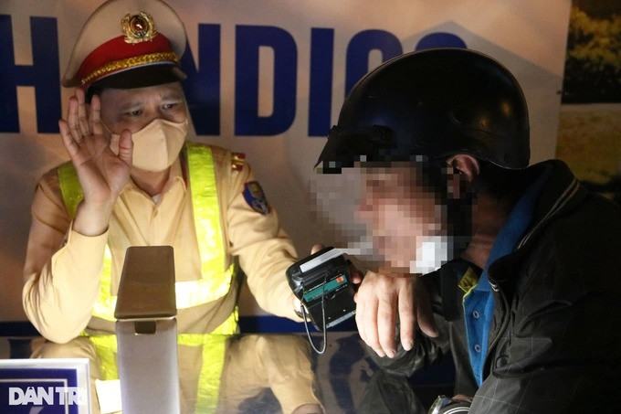 Lúc 20h10 cùng ngày, cảnh sát dừng xe máy của anh N.C.T. (SN1970, quê Hải Dương) để kiểm tra.