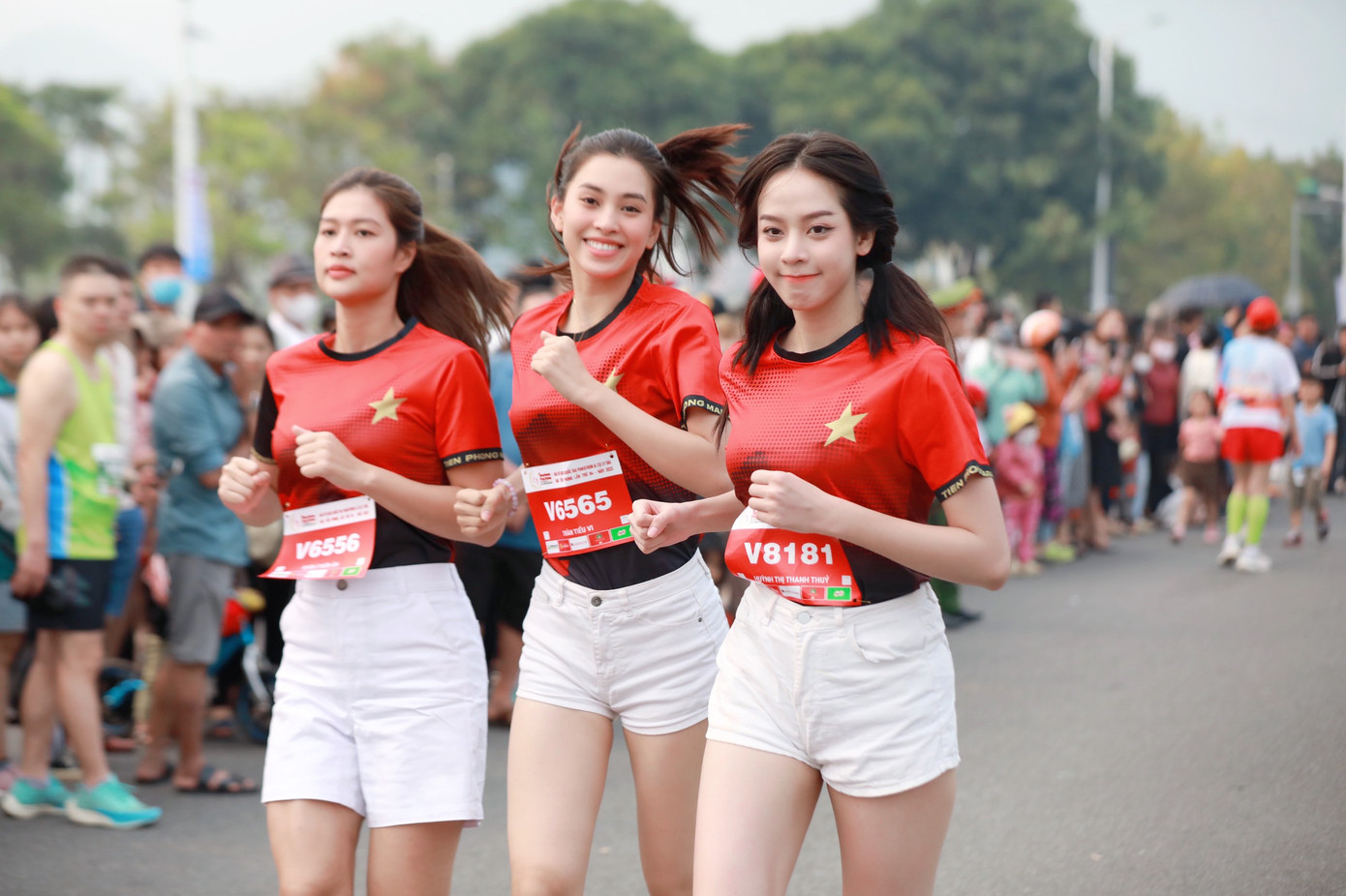 Hoa hậu Thiên Ân, Tiểu Vy, Thanh Thuỷ đồng hành cùng nhau trên đường chạy.