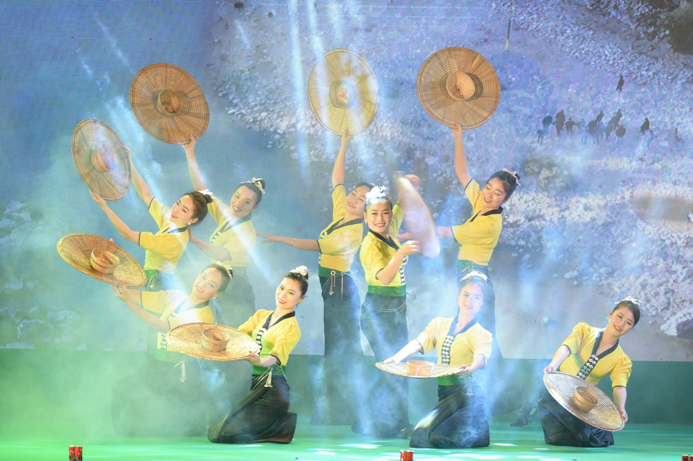 Nét duyên bản Thái do Hồng Thắm cùng tốp nữ múa - Trung tâm Văn hóa nghệ thuật tỉnh Lai Châu thể hiện.