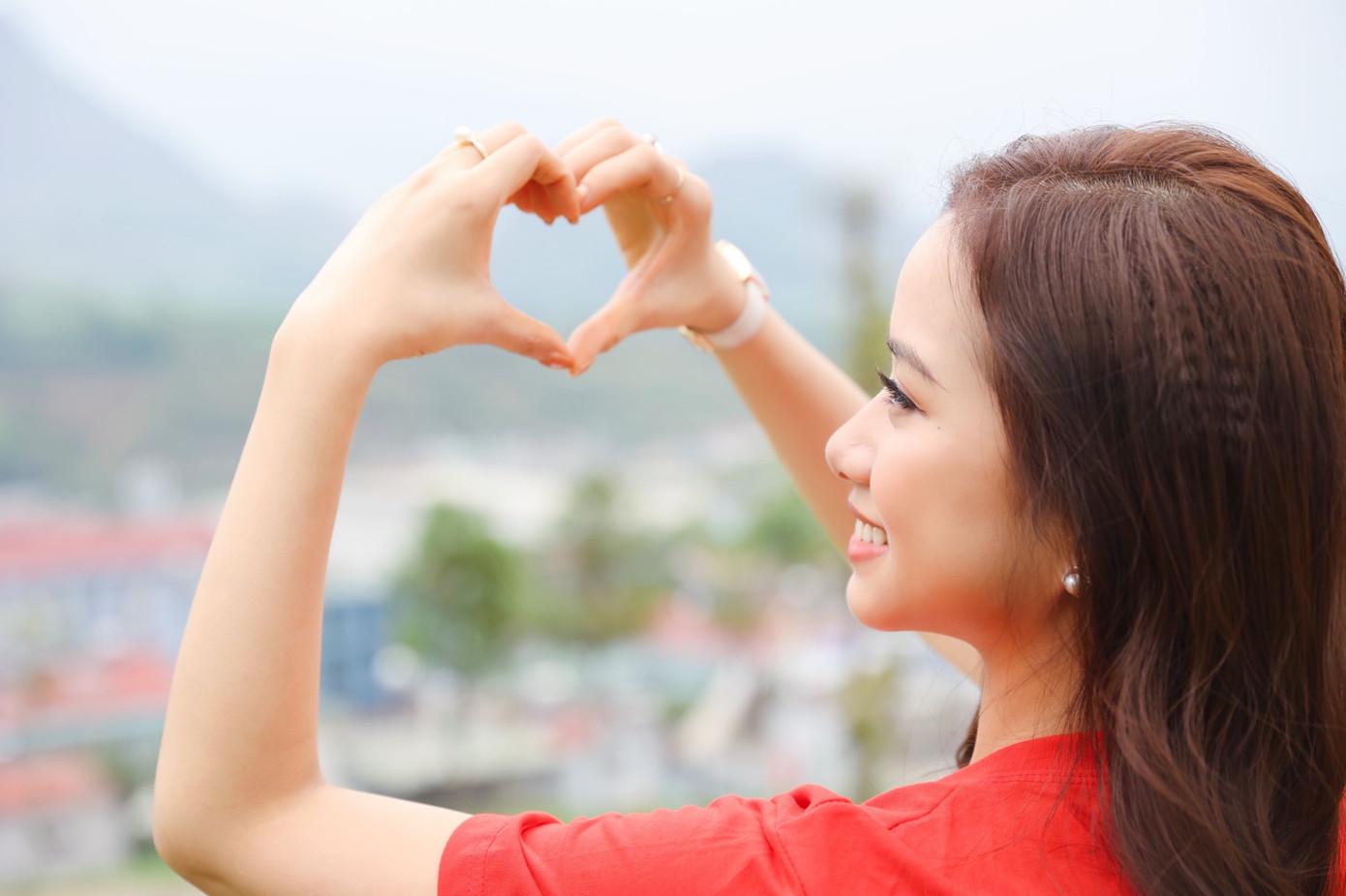 Người đẹp Nhân ái Ngọc Mai tích cực tham gia các hoạt động của Tiền Phong Marathon 2023. Trước đó, Ngọc Mai có mặt từ sớm tại Lai Châu để chuẩn bị cho giải Tiền Phong Marathon 2023. Không chỉ là Đại sứ của Tiền Phong Marathon 2023, Nguyễn Ngọc Mai còn tham gia chạy cự ly 5km. Để sẵn sàng cho thử thách ở Lai Châu, Người đẹp Nhân ái, Top 5 Hoa hậu Việt Nam 2022 đã chinh phục thành công Tả Liên Sơn, đỉnh núi cao 2.996m của tỉnh Lai Châu.