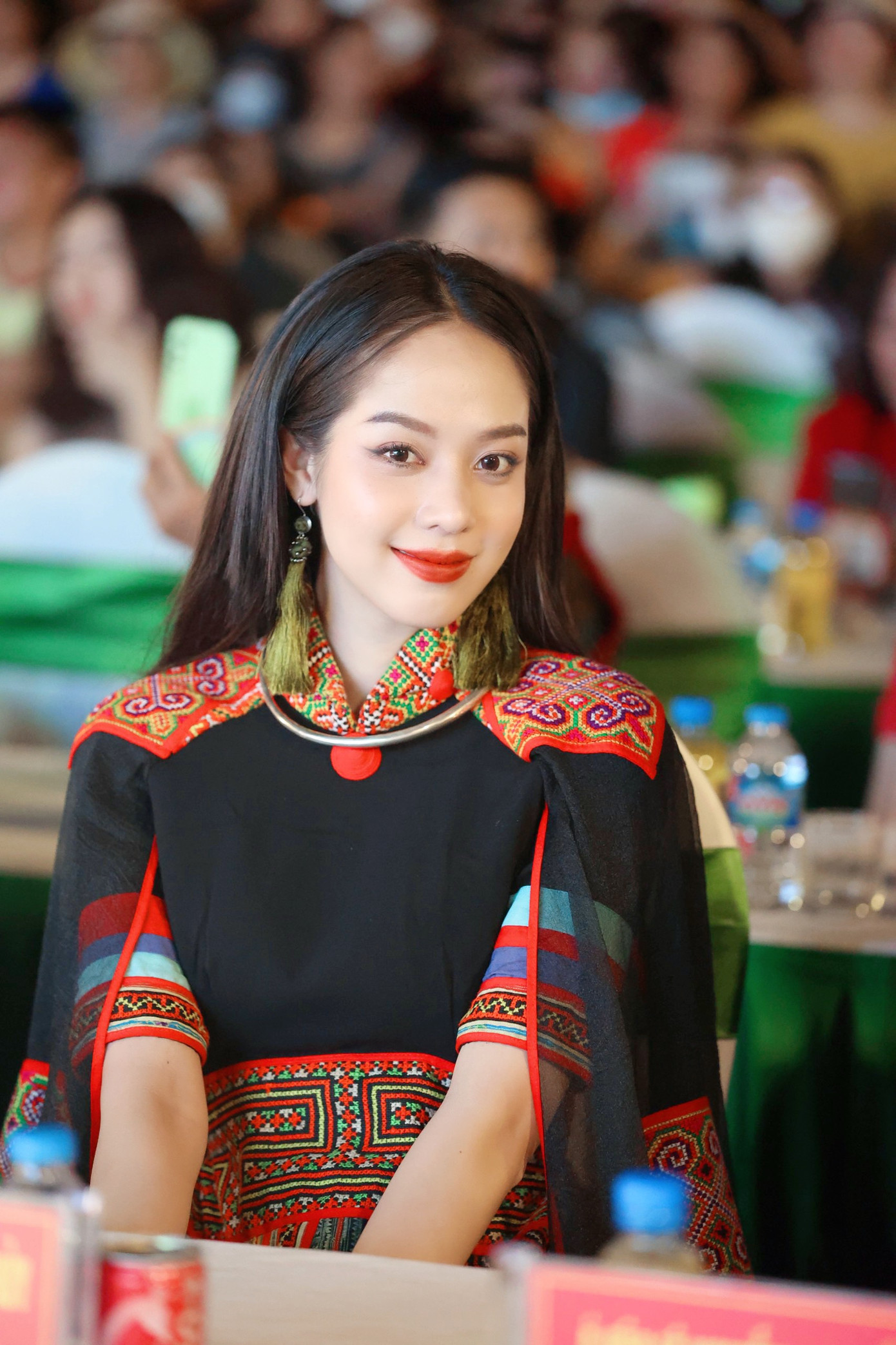 Hoa hậu Thanh Thủy duyên dáng trong bộ áo dài tông màu đen, điểm xuyết những hoạ tiết thổ cẩm độc đáo ở cầu vai và eo.