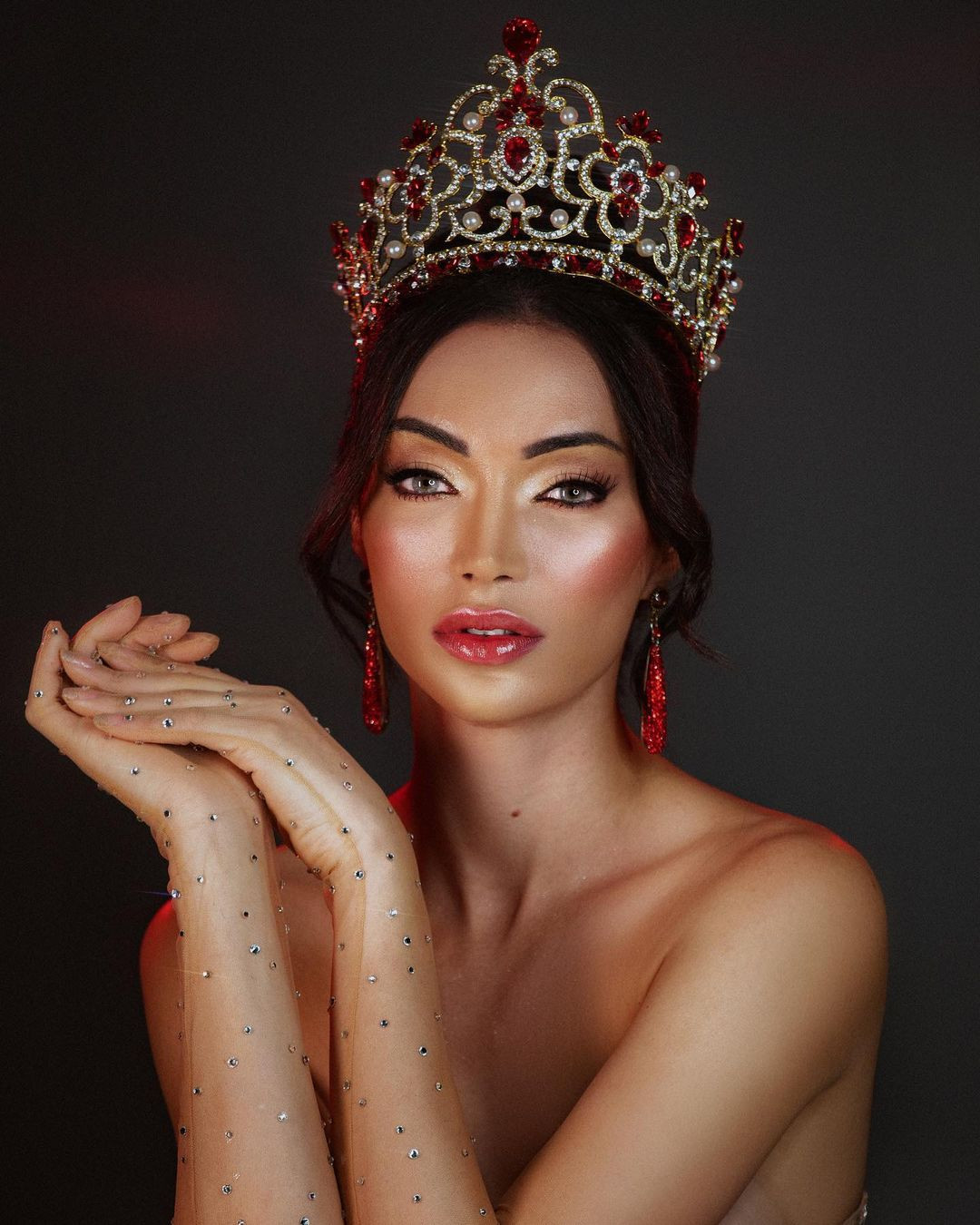 Victoria Fernandes năm nay 31 tuổi, cao 1,7 m, hiện là người mẫu, chuyên viên trang điểm và nhà tạo mẫu. Cô cũng là diễn giả, tích cực xây dựng và phát triển cộng đồng người chuyển giới trên toàn thế giới.